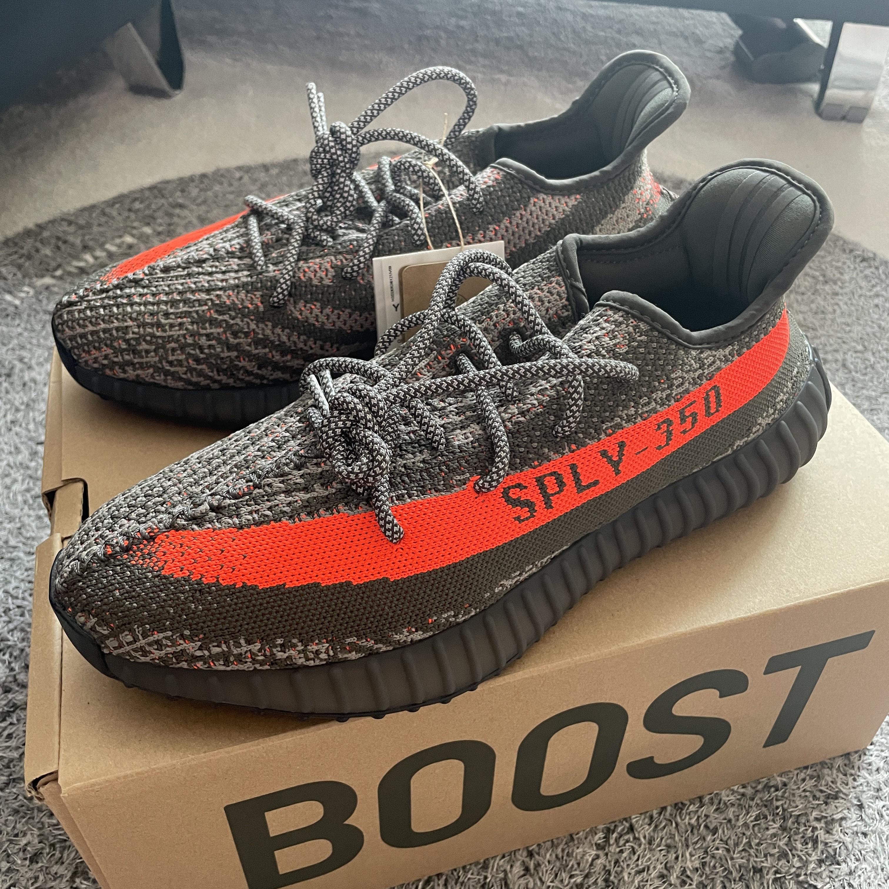Adidas Yeezy Boost 350 V2 Carbon Beluga 착용 스타일