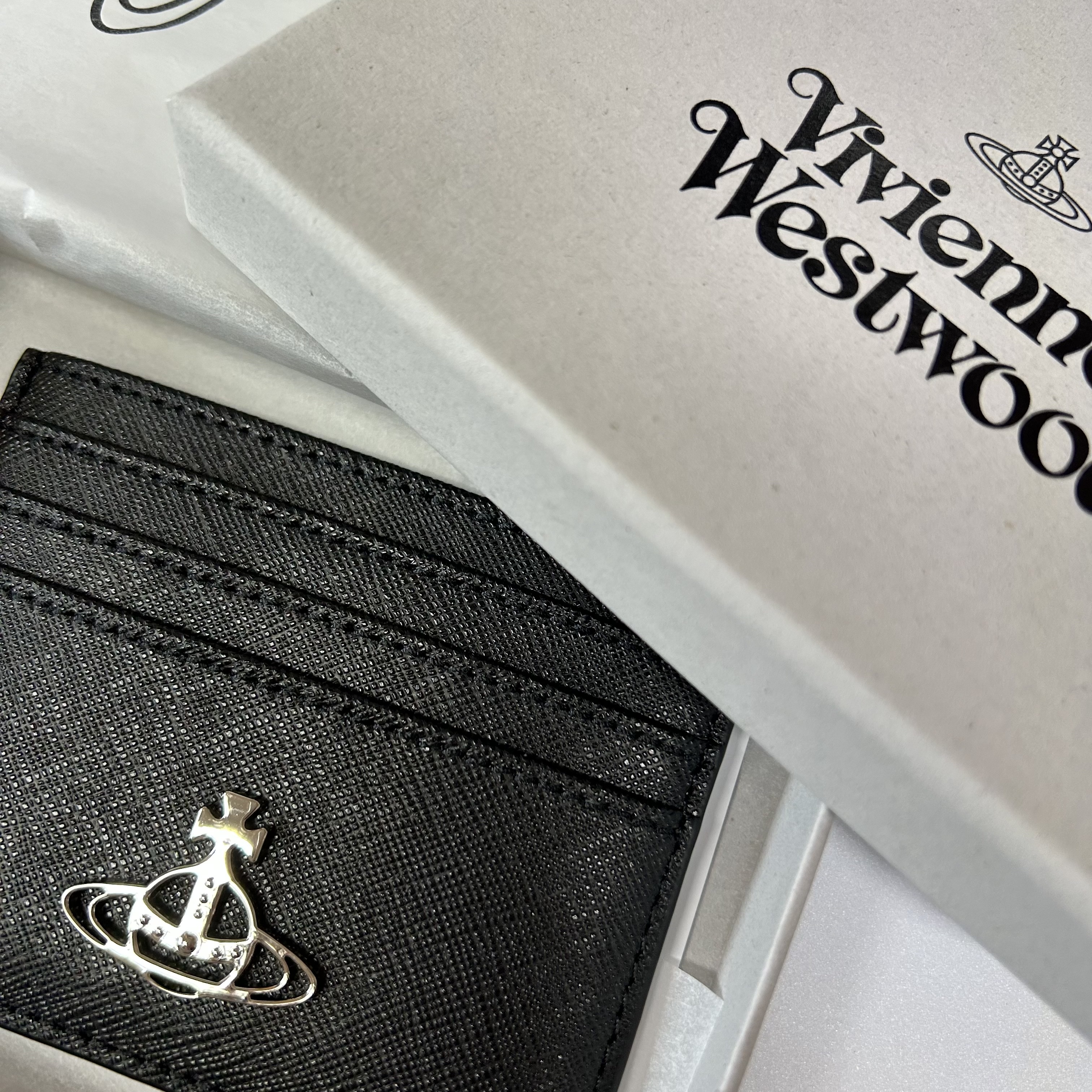 Vivienne Westwood Logo Card Holder Black 착용 스타일