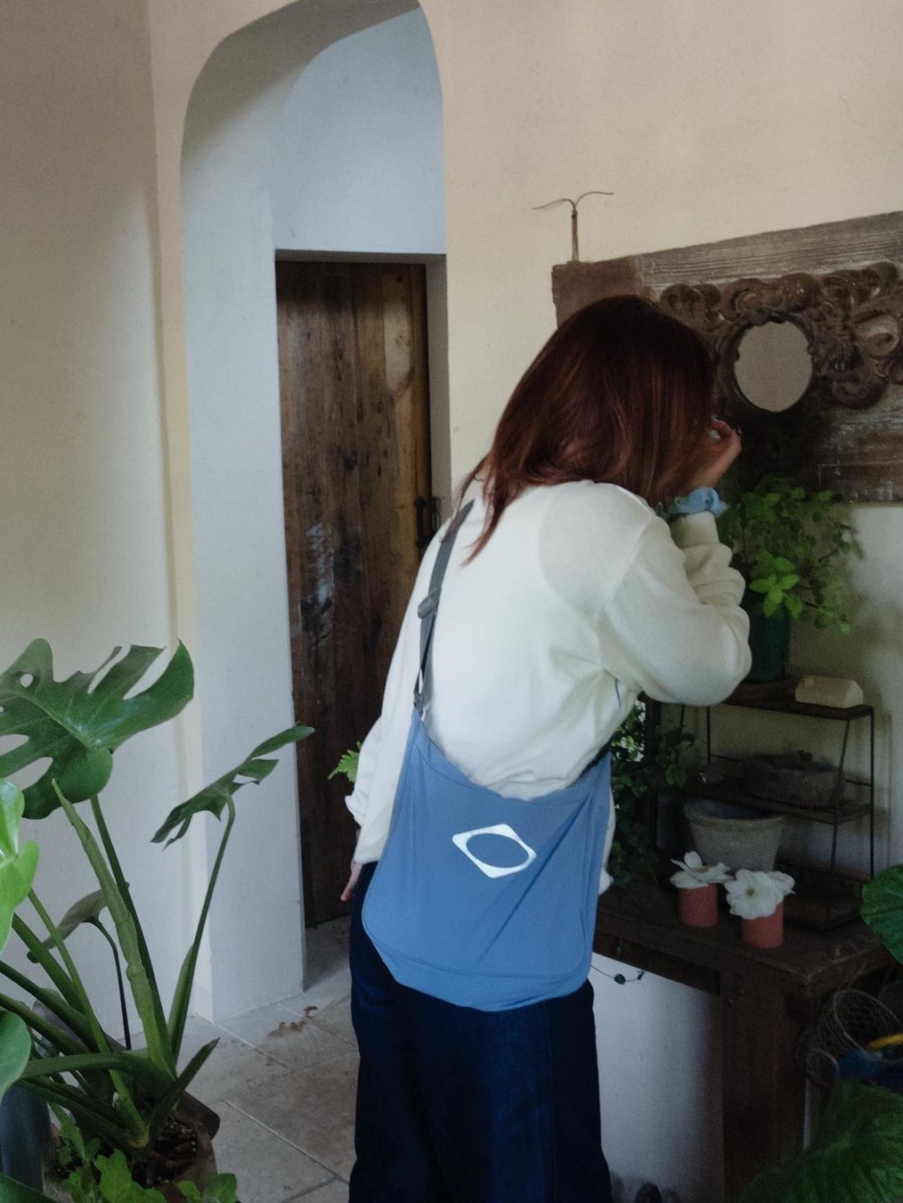 Mischief Rhombus Light Weight Cross Bag Greyish Blue - The Hyundai Seoul Exclusive, Mischief Rhombus Light Weight Cross Bag Black - The Hyundai Seoul Exclusive 착용 스타일