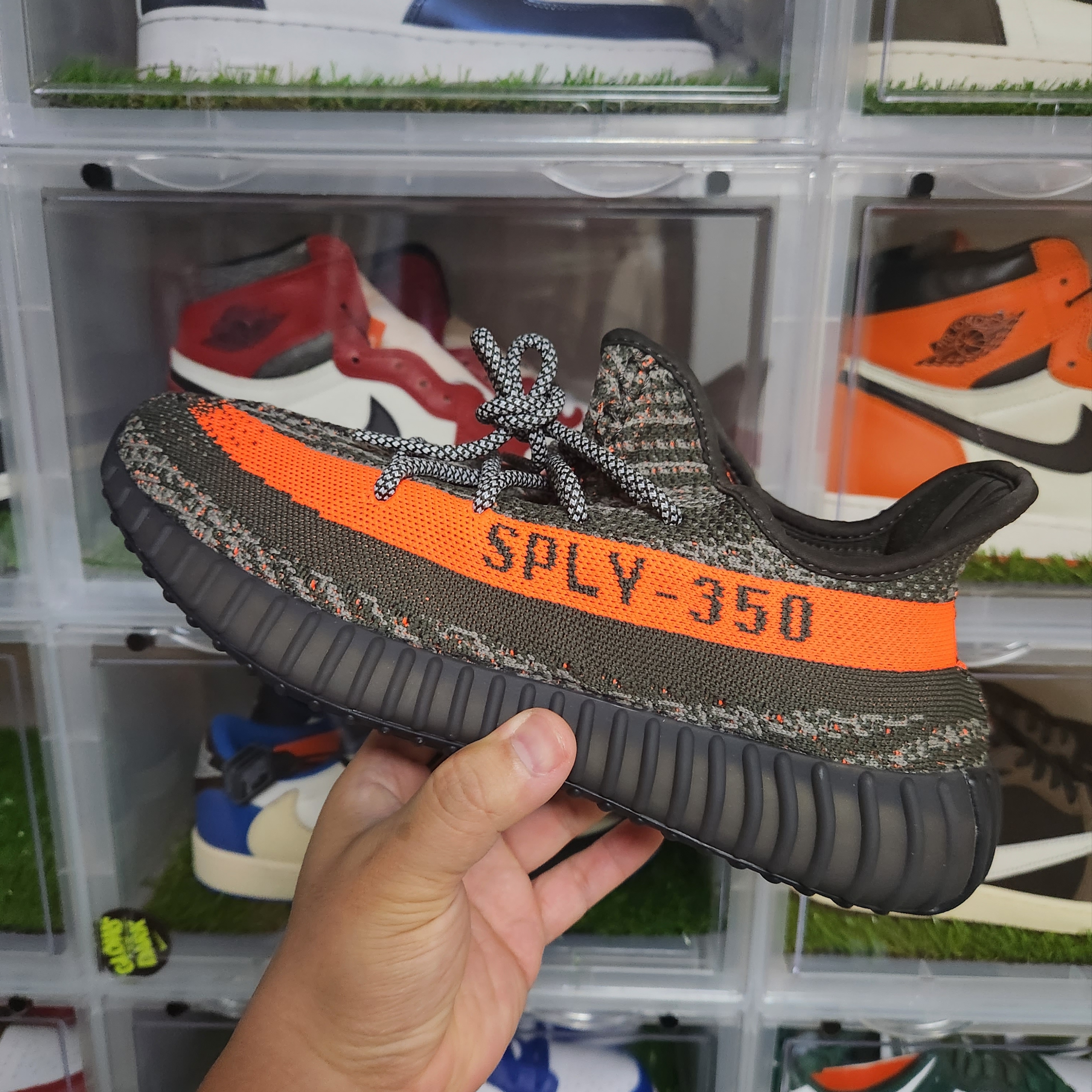 Adidas Yeezy Boost 350 V2 Carbon Beluga 착용 스타일 - 1