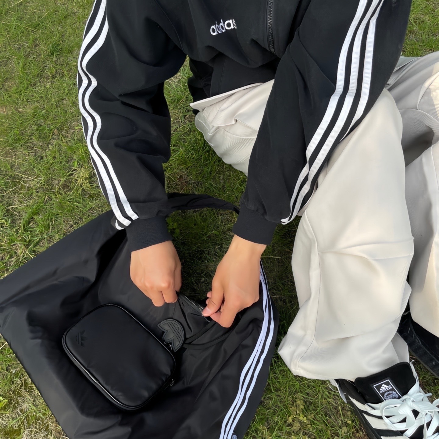 Adidas Always Original Shoulder Bag Black 착용 스타일 - 1