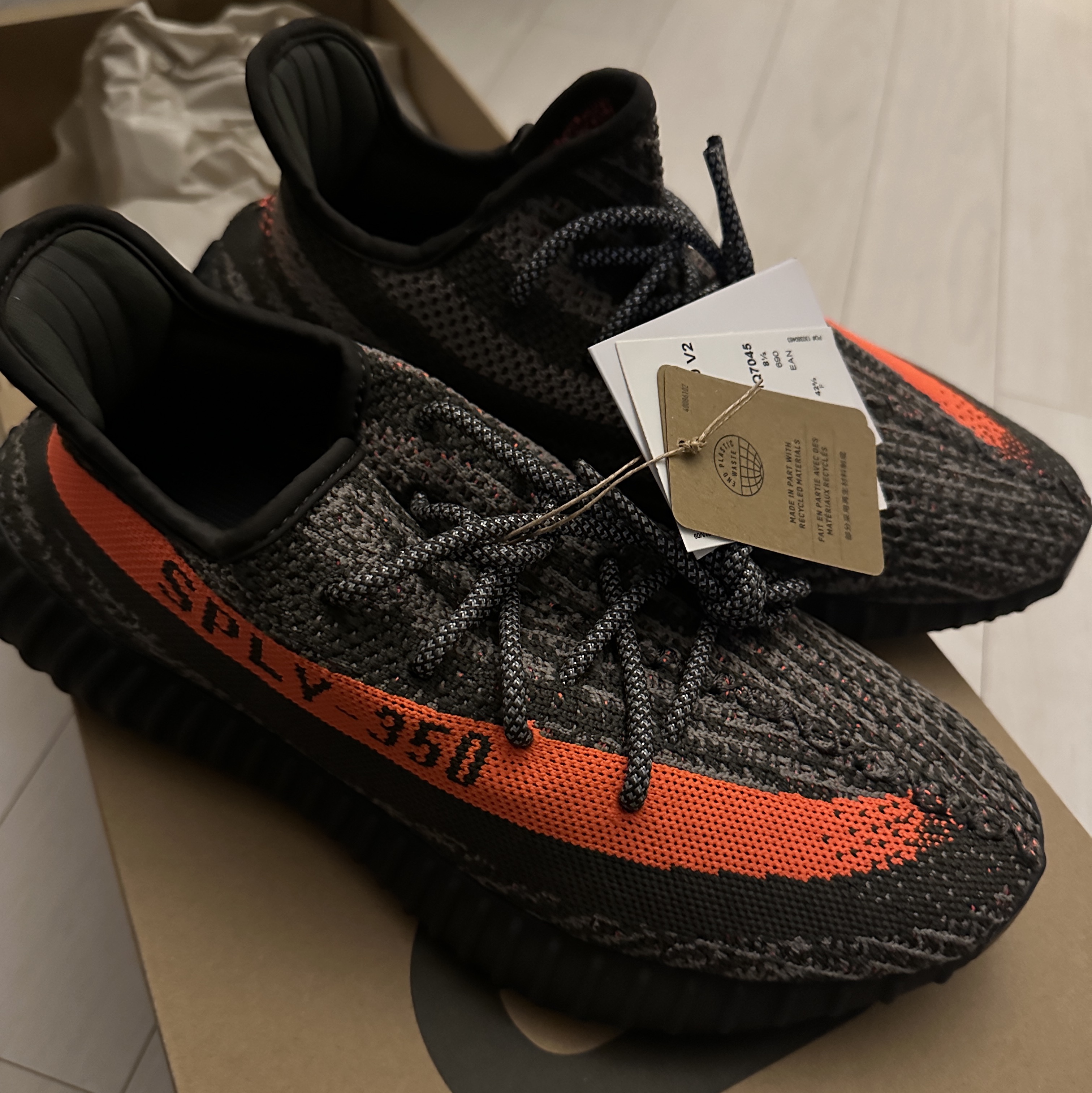 Adidas Yeezy Boost 350 V2 Carbon Beluga 착용 스타일