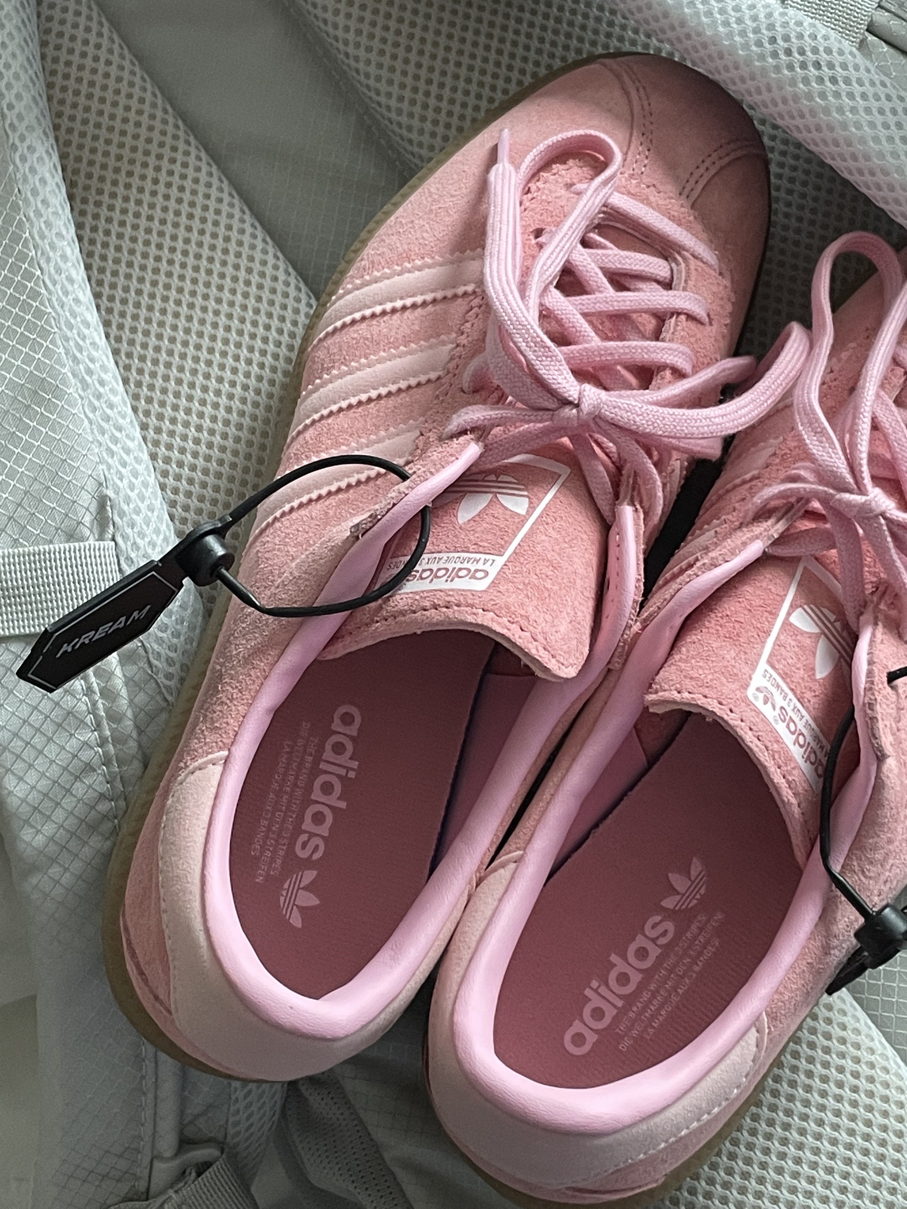 Adidas Bermuda Glow Pink 착용 스타일