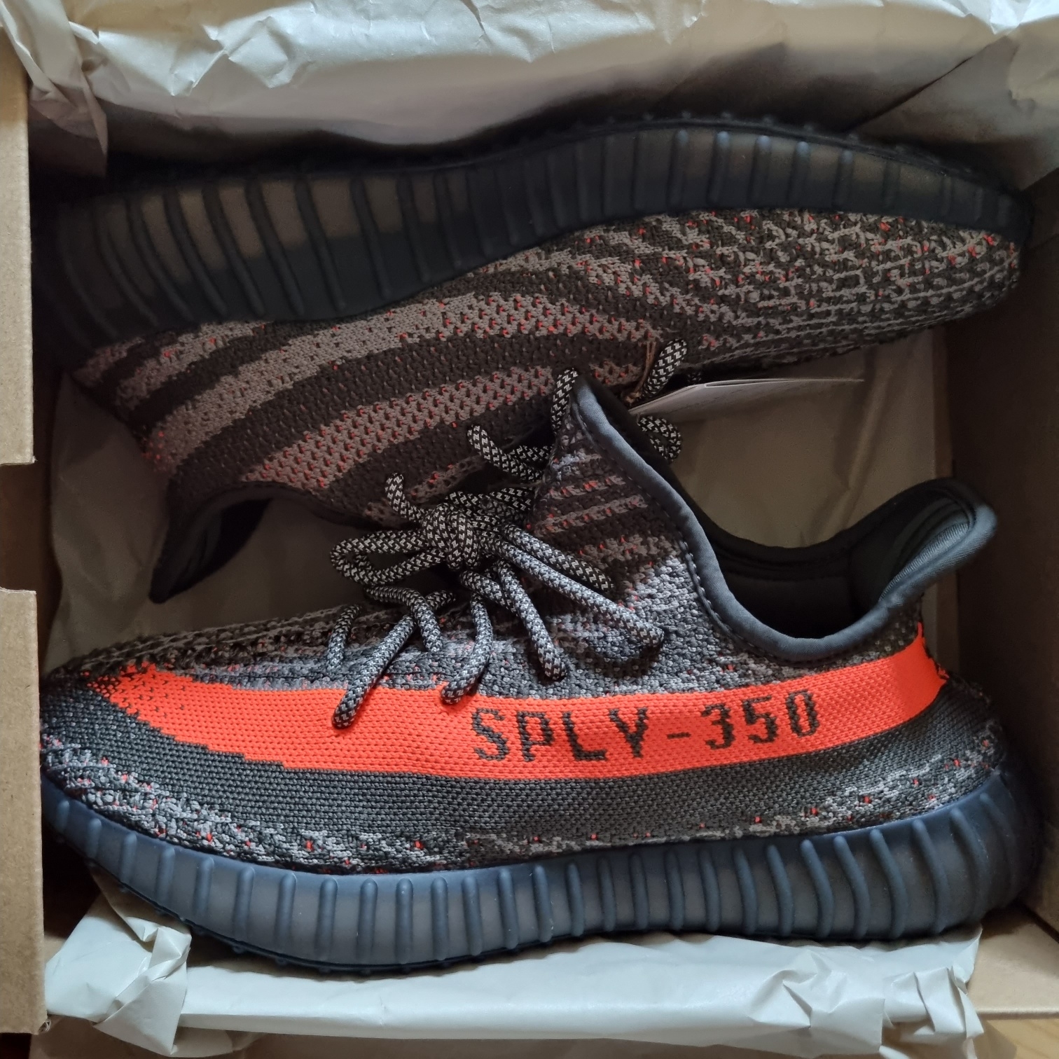 Adidas Yeezy Boost 350 V2 Carbon Beluga 착용 스타일 - 1