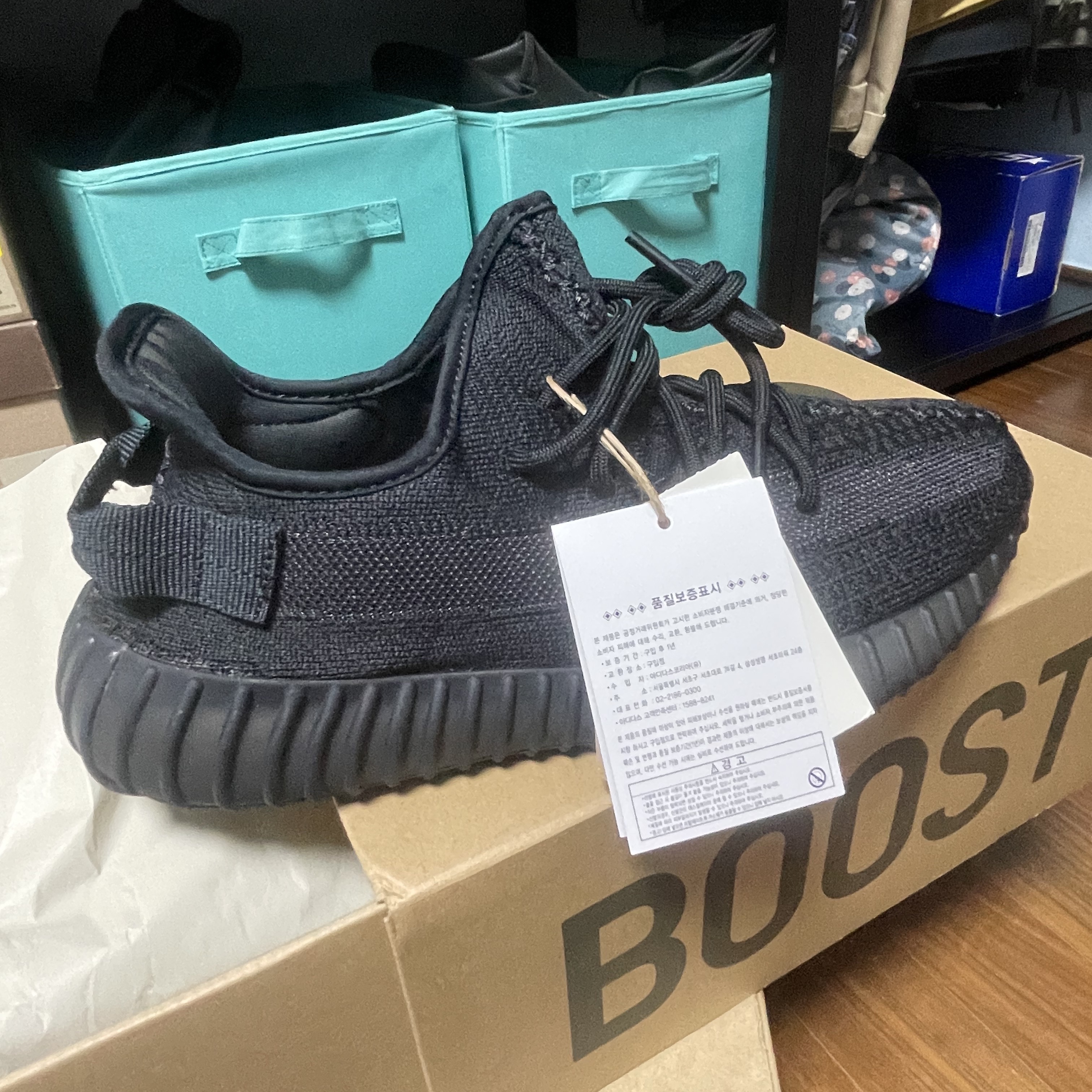 Adidas Yeezy Boost 350 V2 Onyx 착용 스타일 - 2