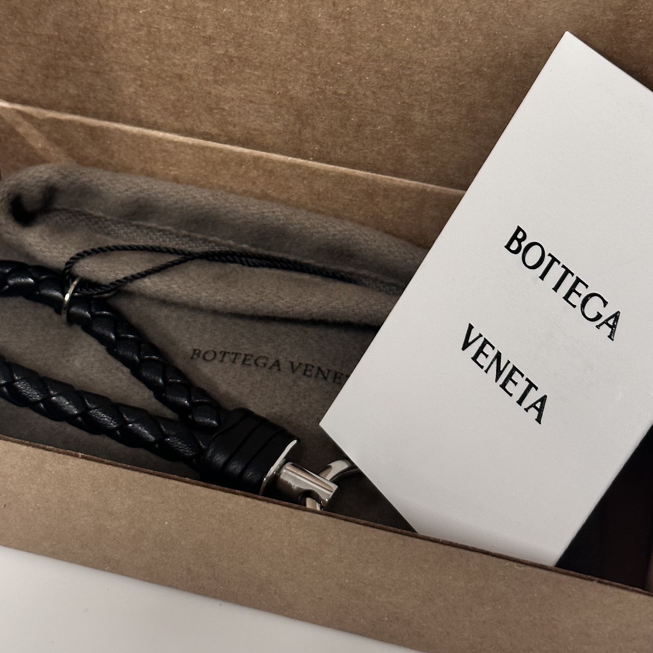 Bottega Veneta Logo Tag Keyring Black 착용 스타일