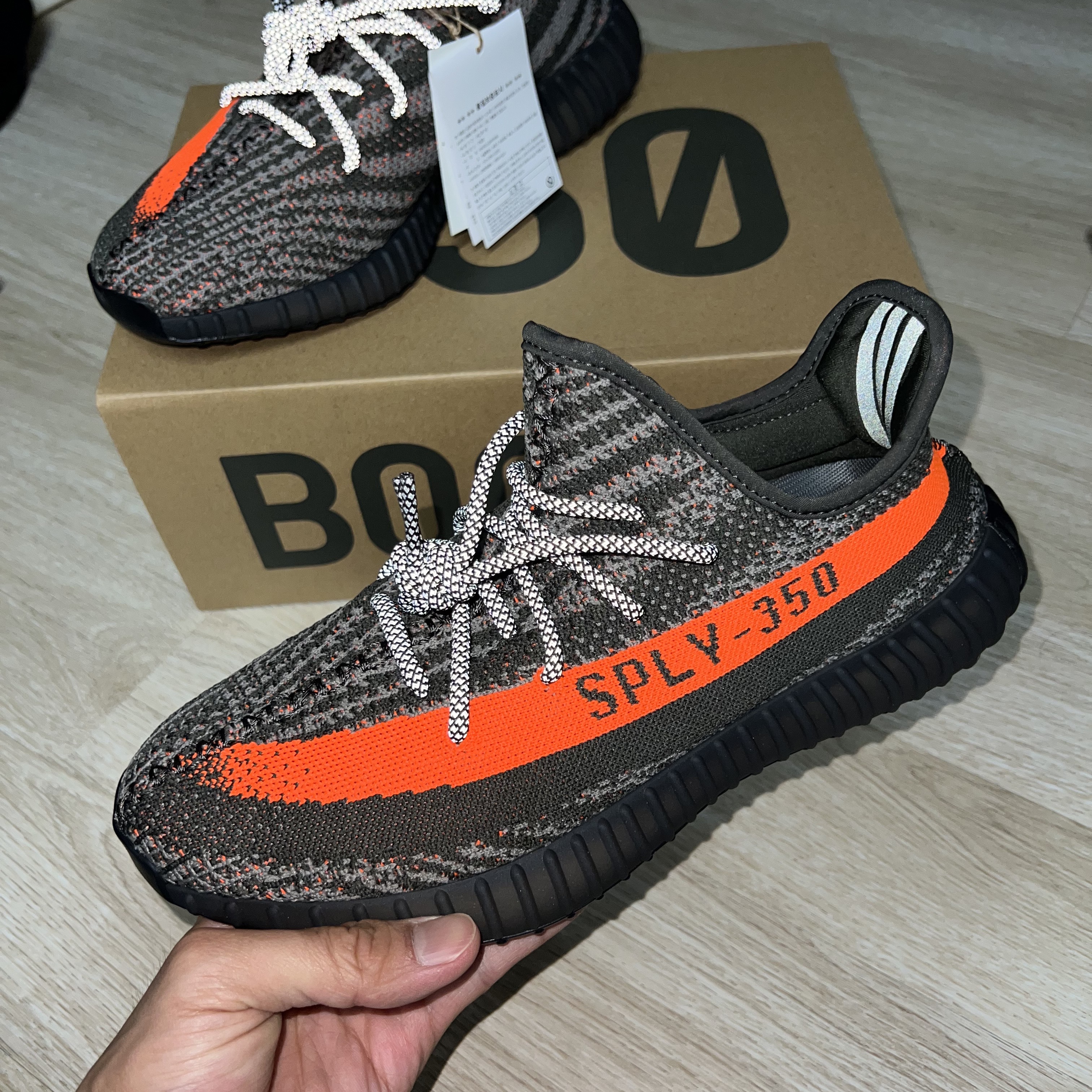 Adidas Yeezy Boost 350 V2 Carbon Beluga 착용 스타일 - 2
