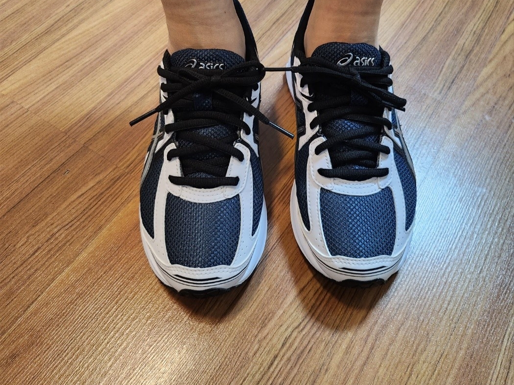 Asics Jog 100 S Navy Pure Silver - 2E Wide 착용 스타일 - 1
