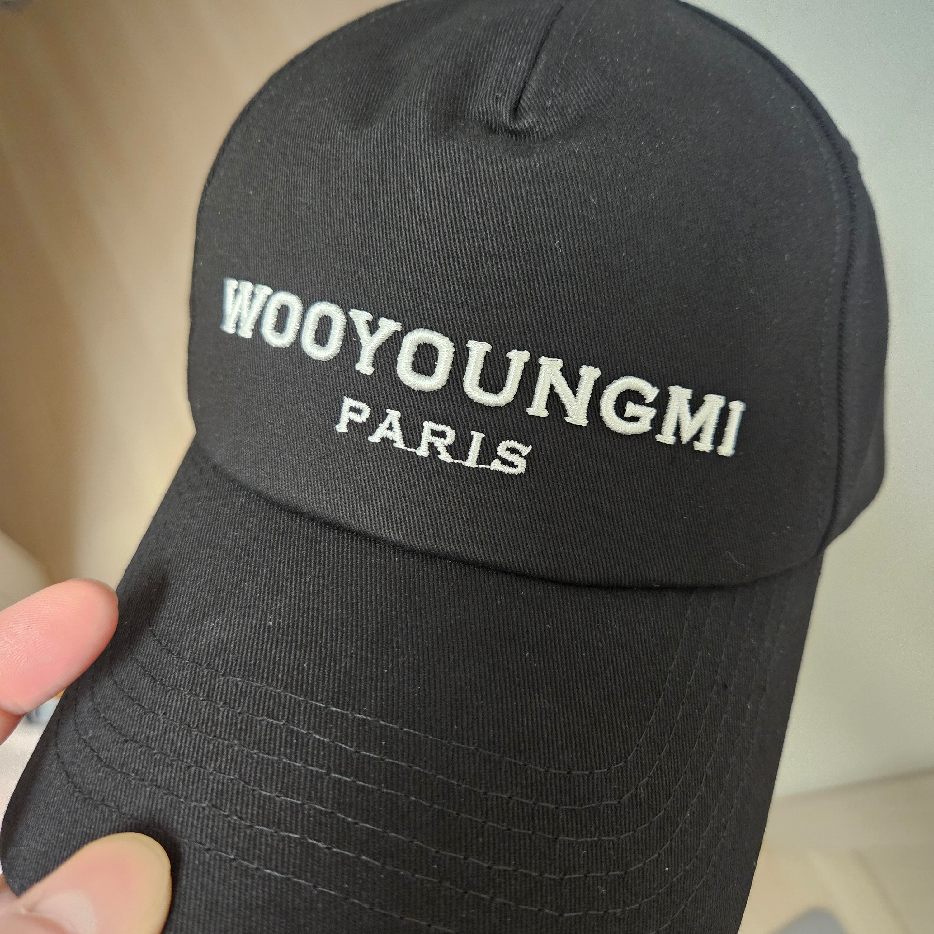 Wooyoungmi White Embroidered Logo Ball Cap Black 착용 스타일