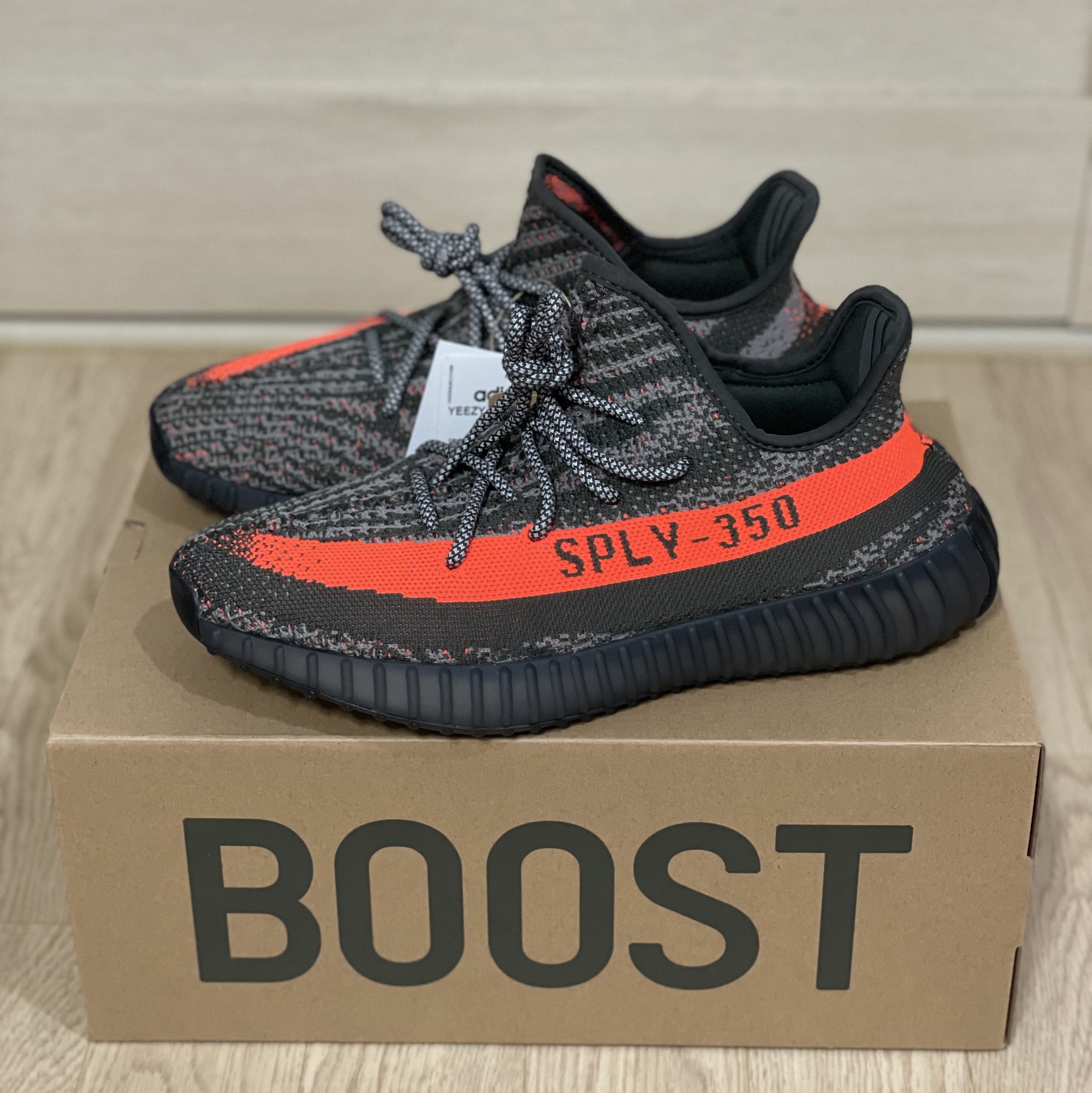 Adidas Yeezy Boost 350 V2 Carbon Beluga 착용 스타일 - 2