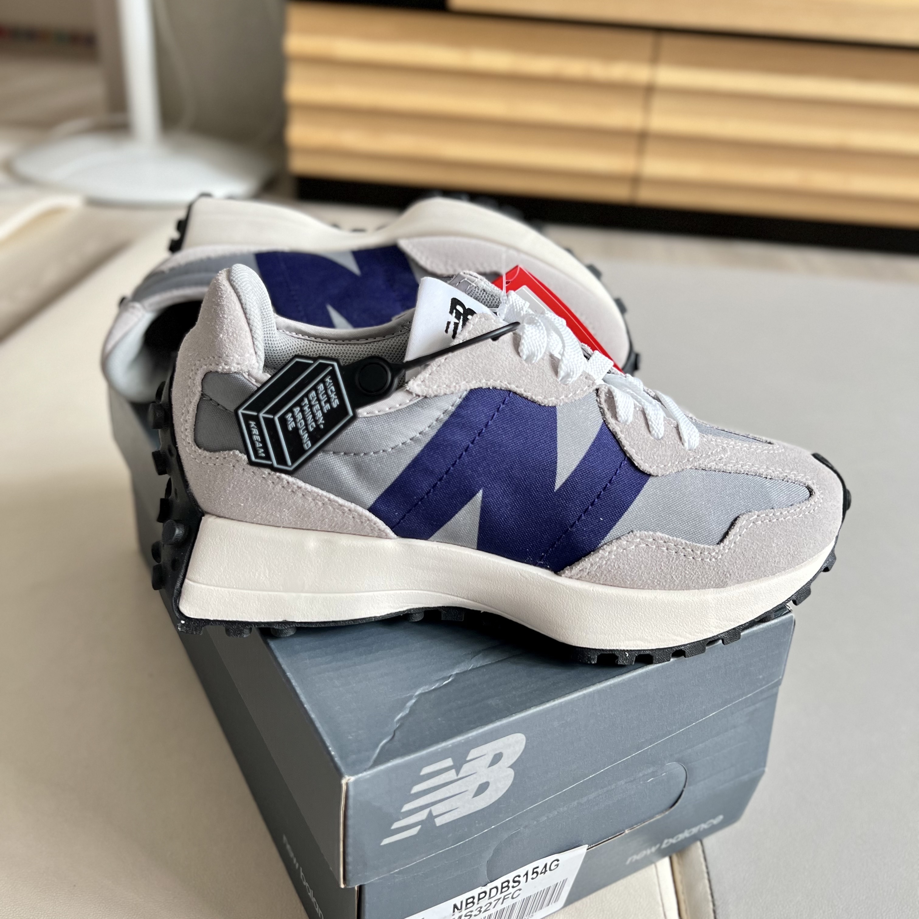 New Balance 327 Grey Purple 착용 스타일