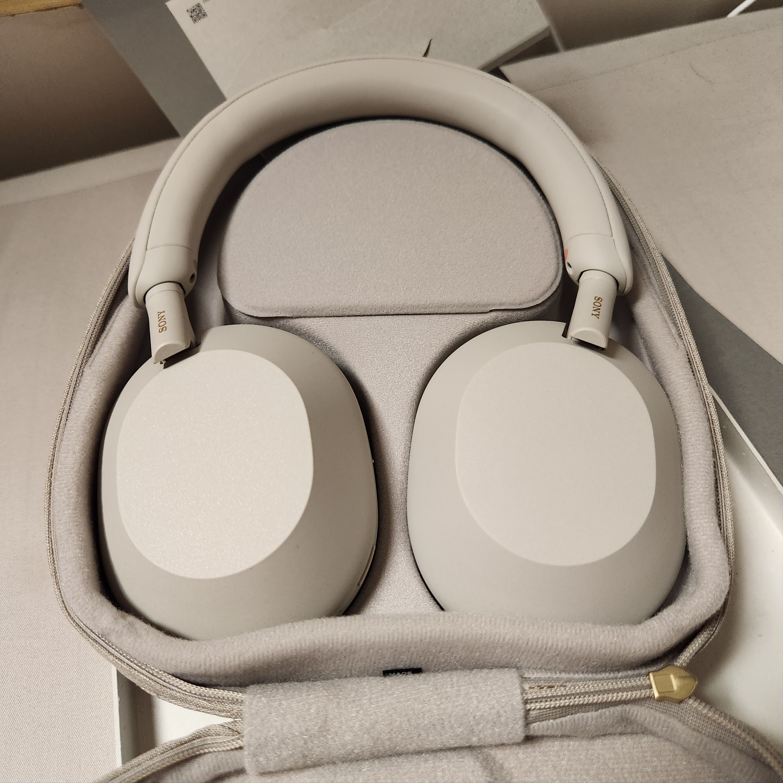 Sony WH-1000XM5 Silver (Korean Ver.) 착용 스타일
