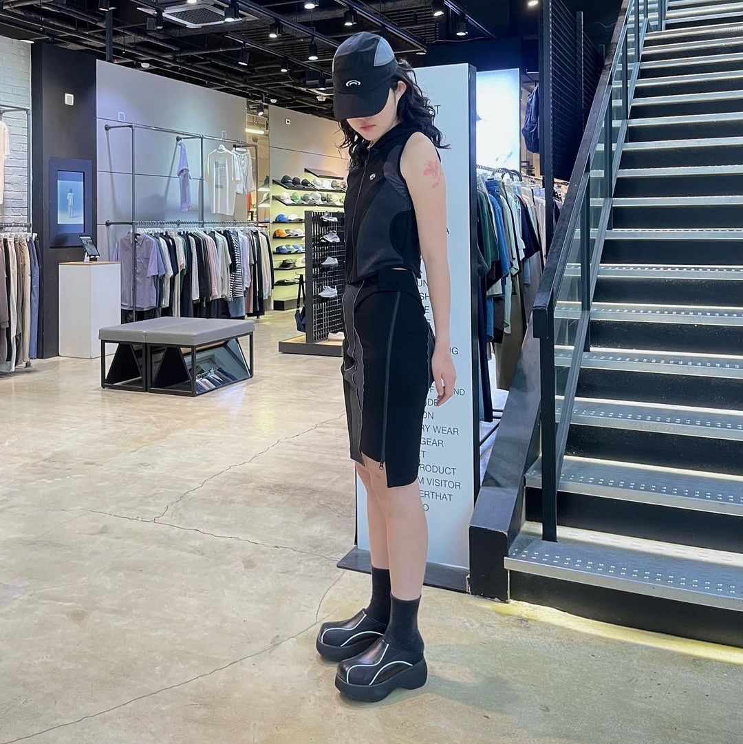 Art of Field Short Hooded Vest Jacket Black, Art of Field Short Hooded Vest Jacket Lihgt Gray 착용 스타일 - 2