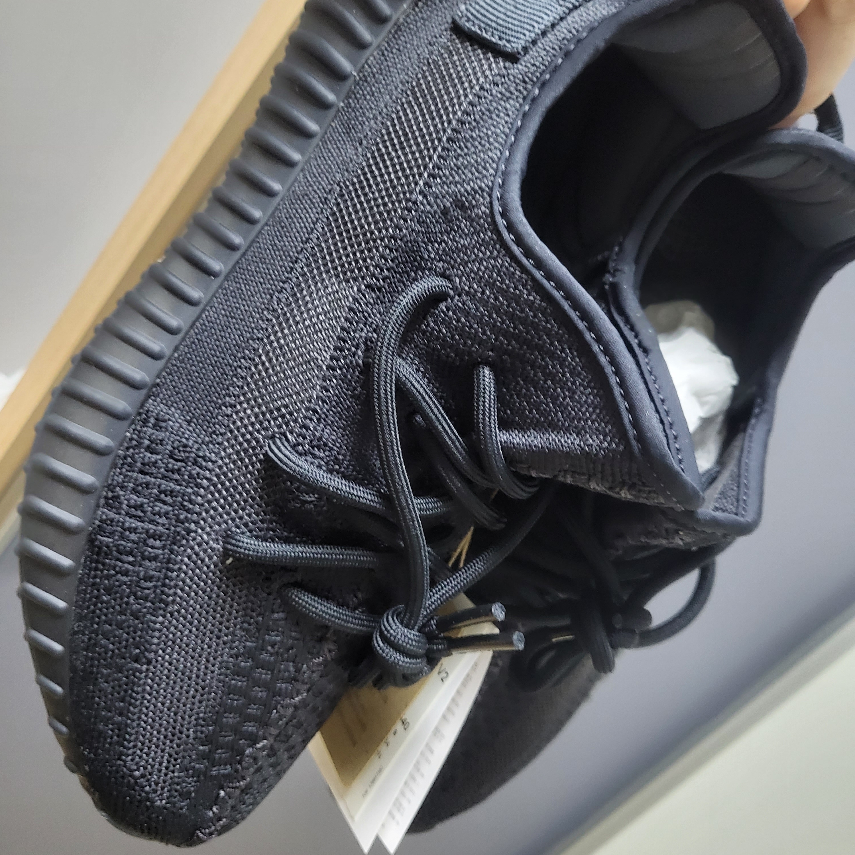 Adidas Yeezy Boost 350 V2 Onyx 착용 스타일 - 2