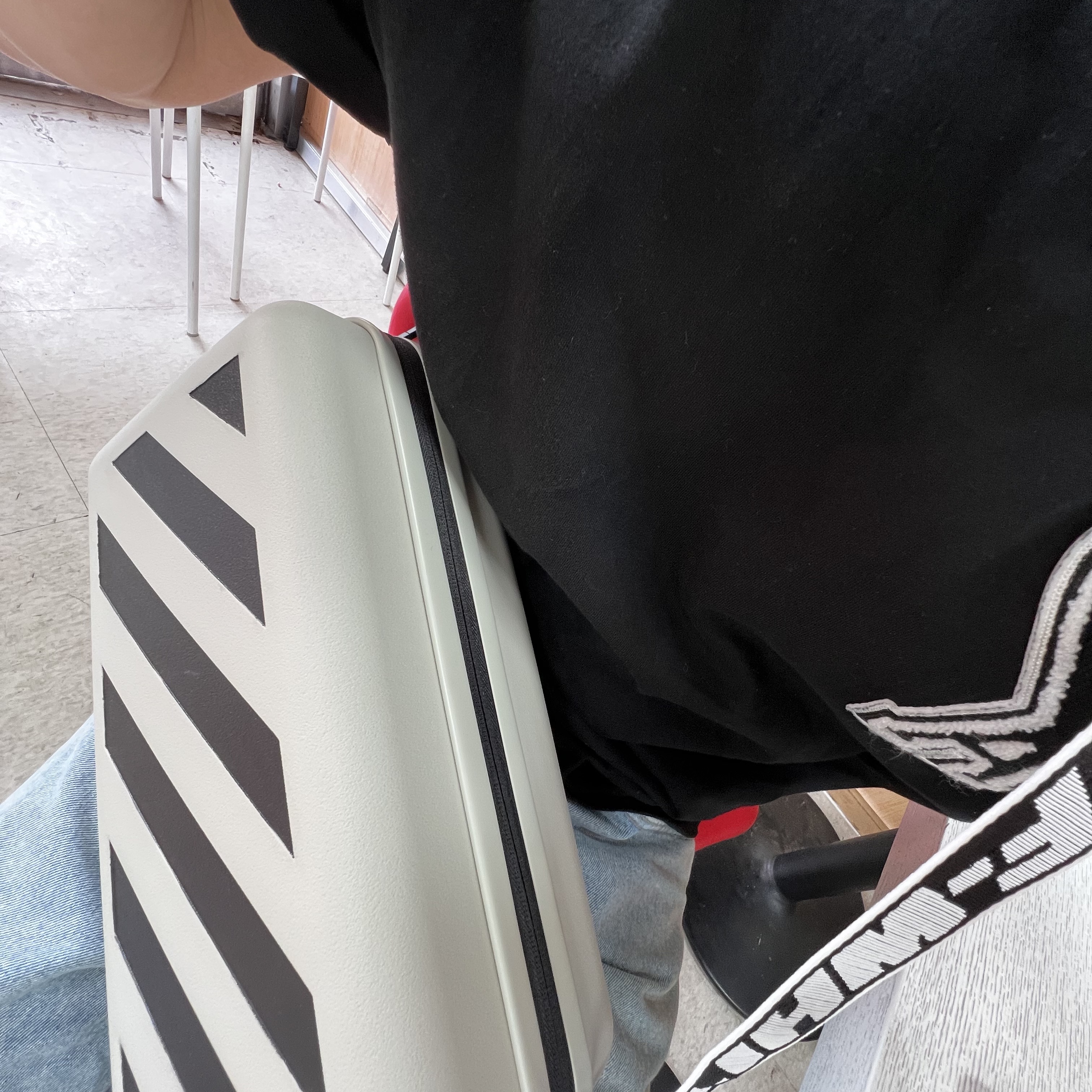 Off-White x Amore Pacific Protection Box (Without Cosmetics) 착용 스타일