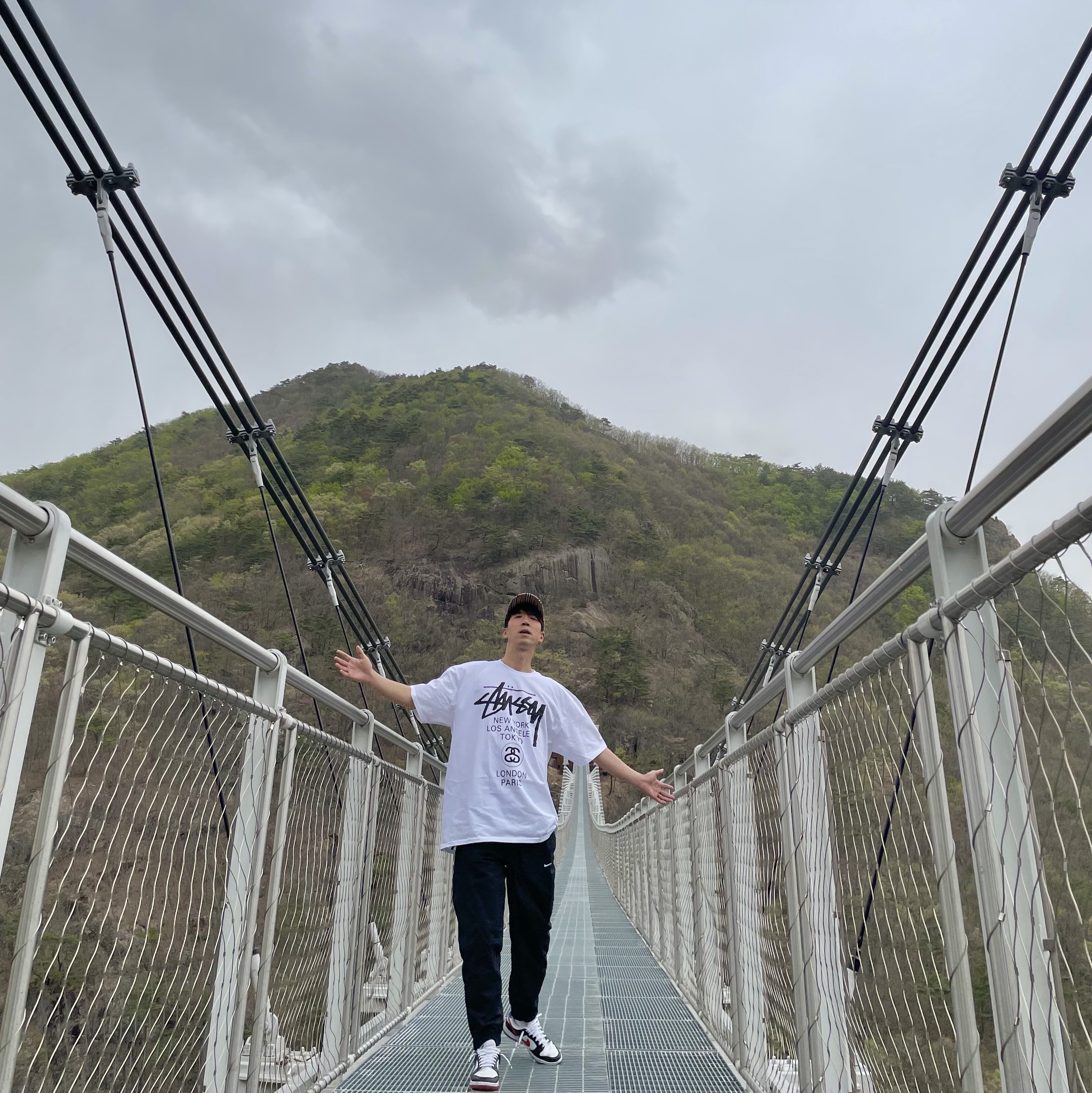 Stussy World Tour T-Shirt White, Supreme x Burberry Denim 6-Panel Beige - 22SS 착용 스타일