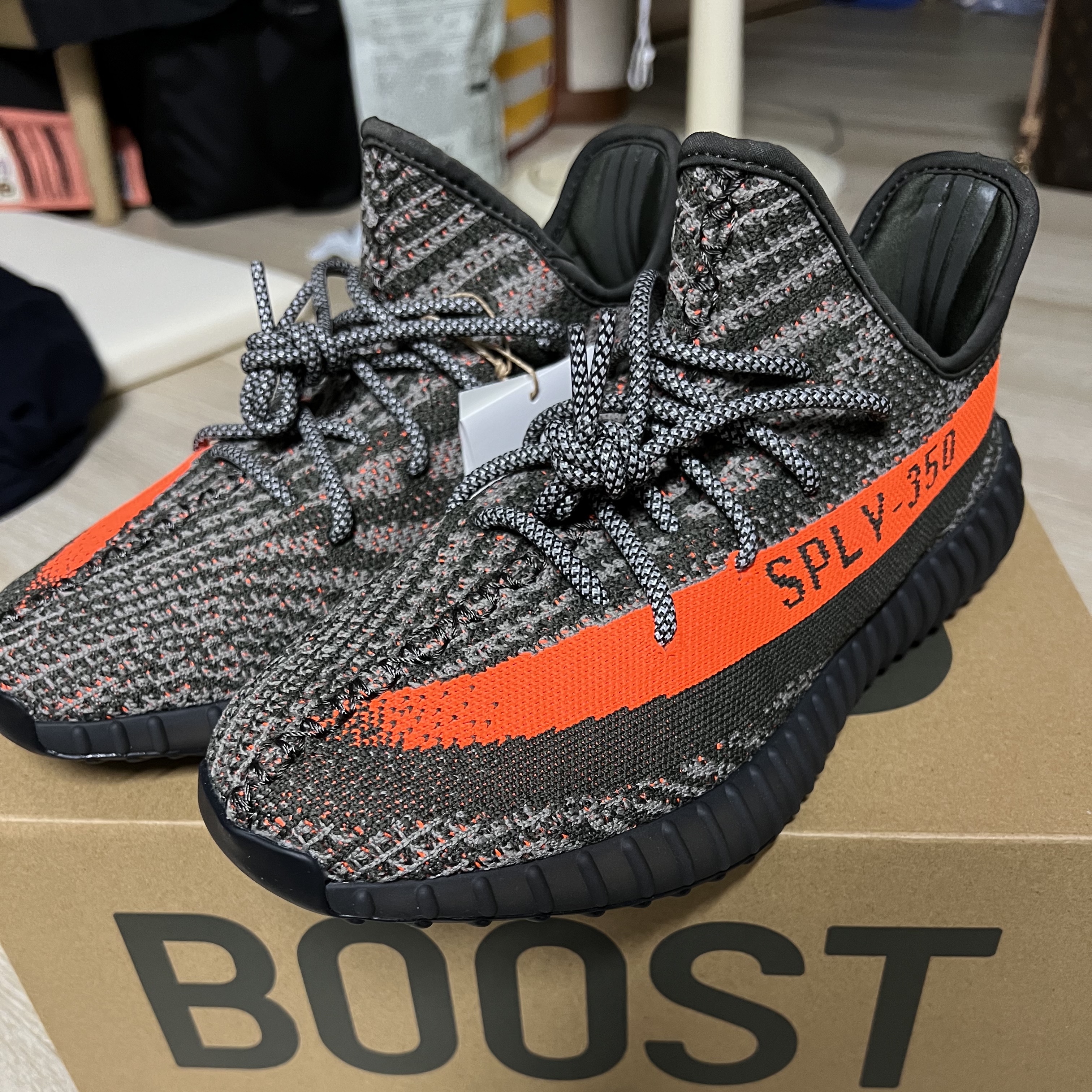 Adidas Yeezy Boost 350 V2 Carbon Beluga 착용 스타일 - 1