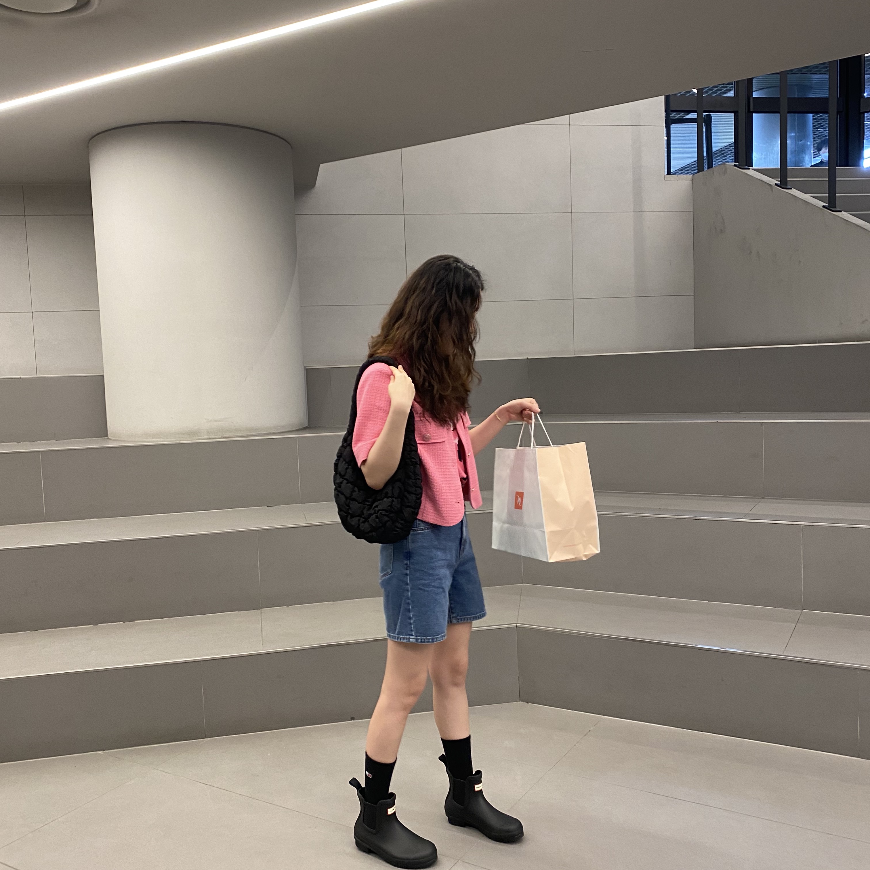 (W) Hunter Commando Chelsea Boots Black, COS Quilted Mini Bag Black 착용 스타일