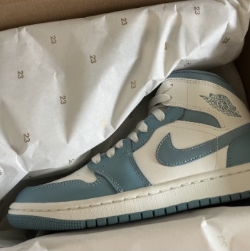 (W) Jordan 1 Mid Sail and Worn Blue 착용 스타일