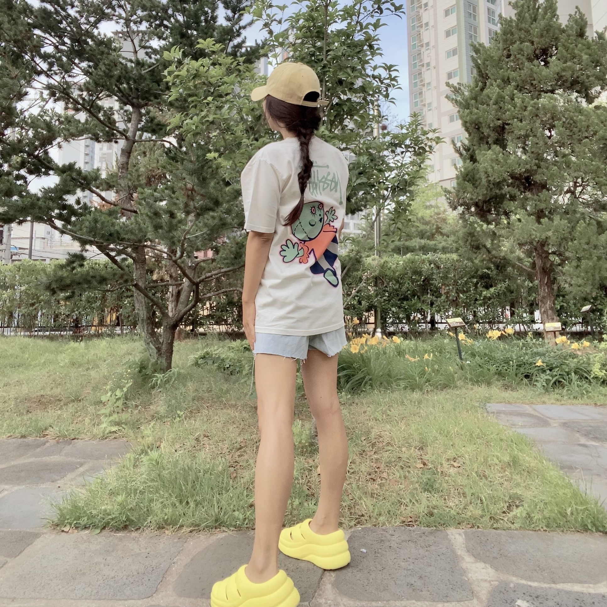 Stussy Dollie Pigment Dyed T-Shirt Natural 착용 스타일