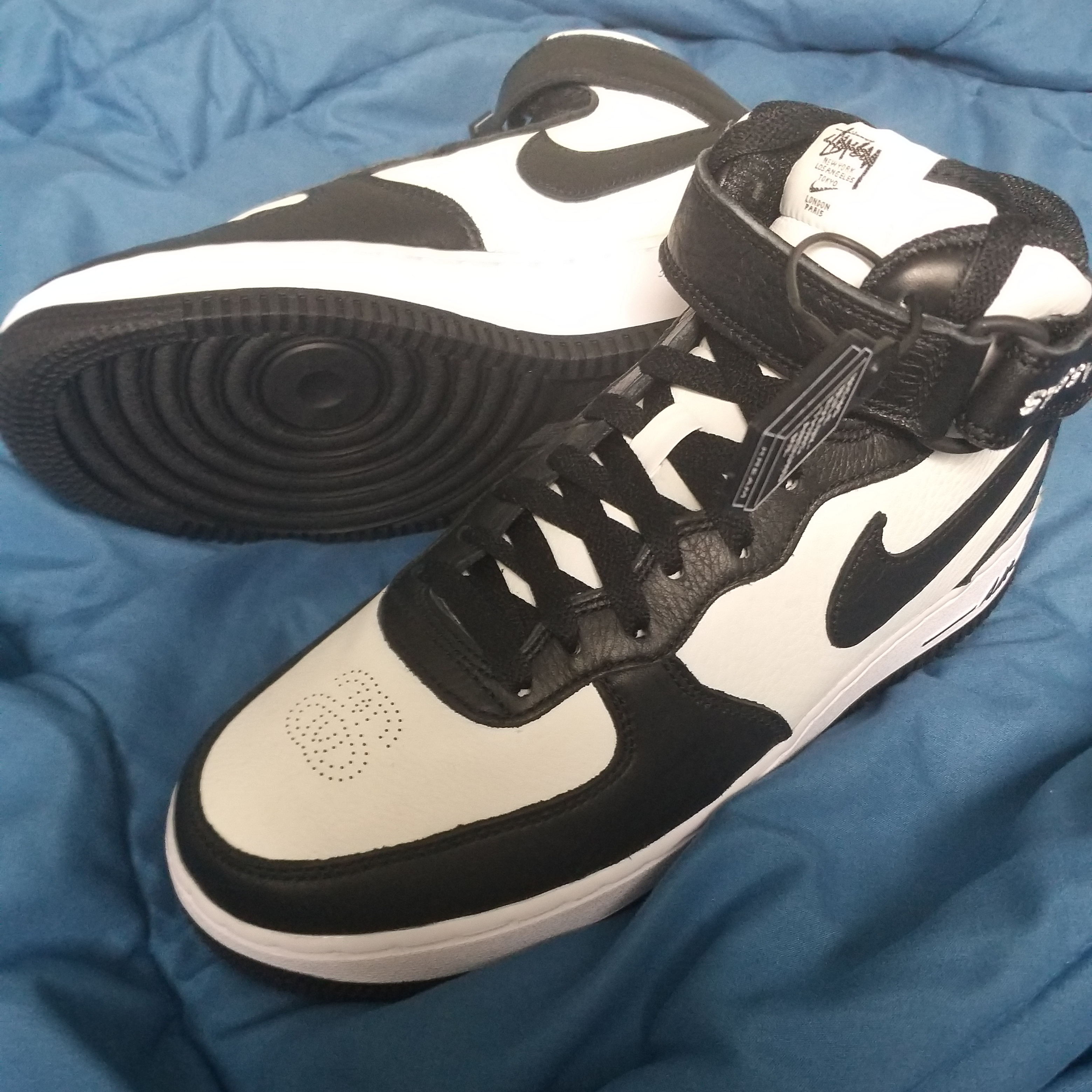 Nike x Stussy Air Force 1 '07 Mid SP Black and Light Bone 착용 스타일 - 2