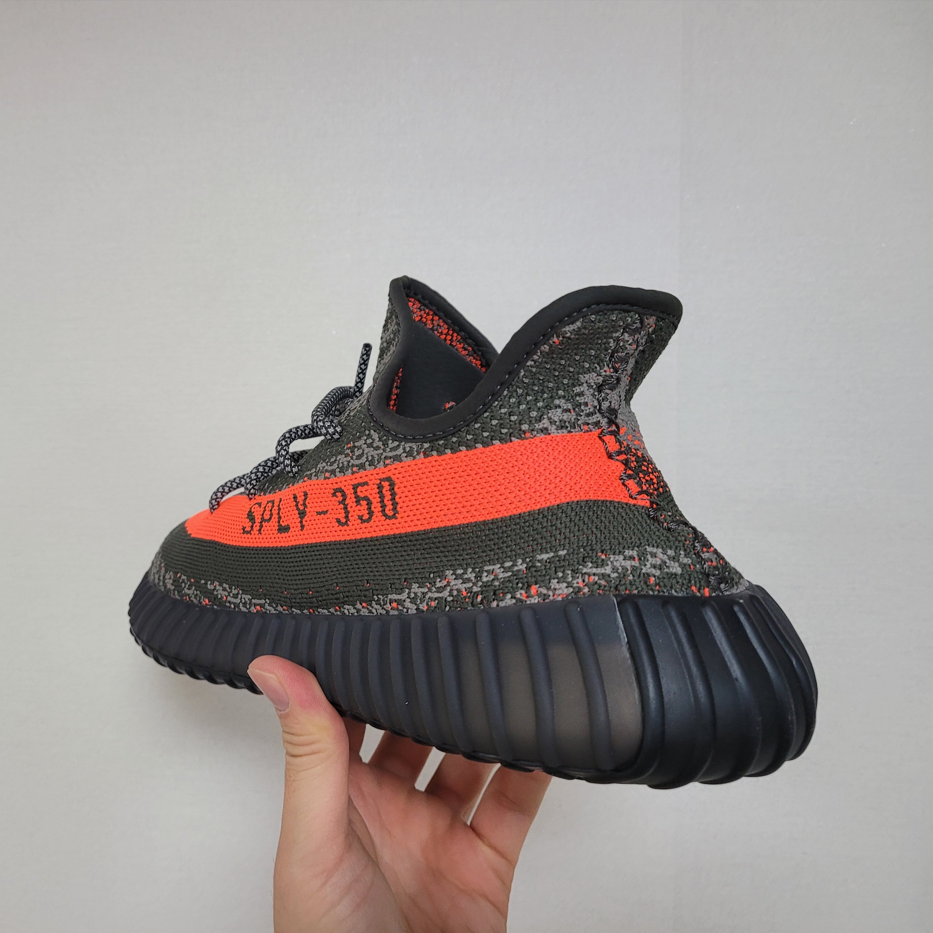 Adidas Yeezy Boost 350 V2 Carbon Beluga 착용 스타일 - 2