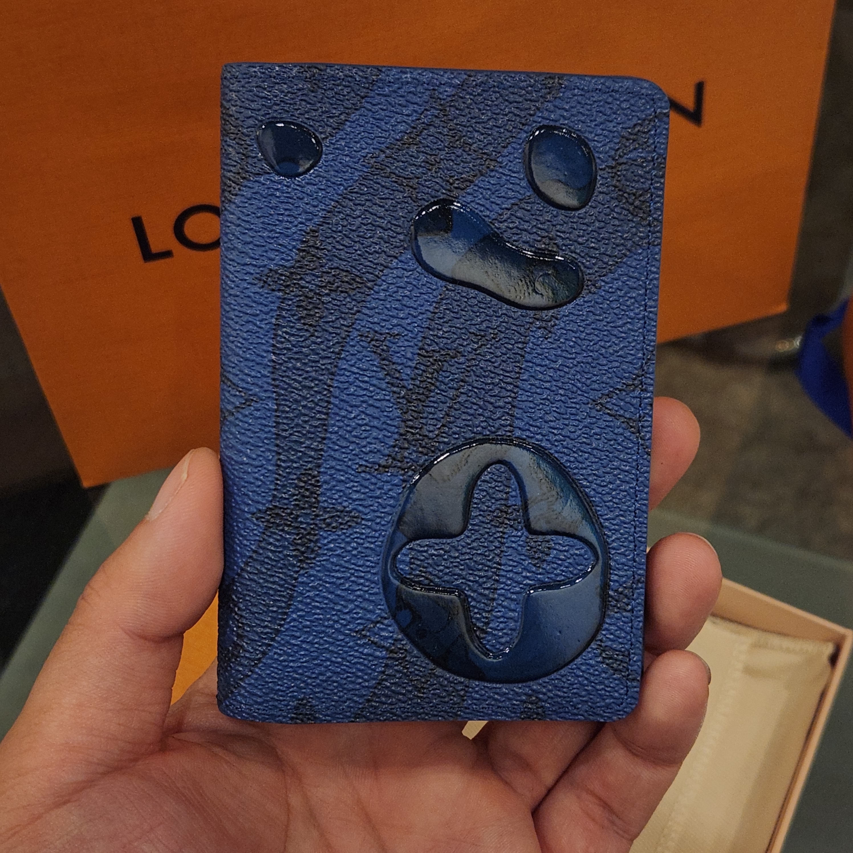 Louis Vuitton Pocket Organizer Monogram Aquagarden Abyss Blue 착용 스타일