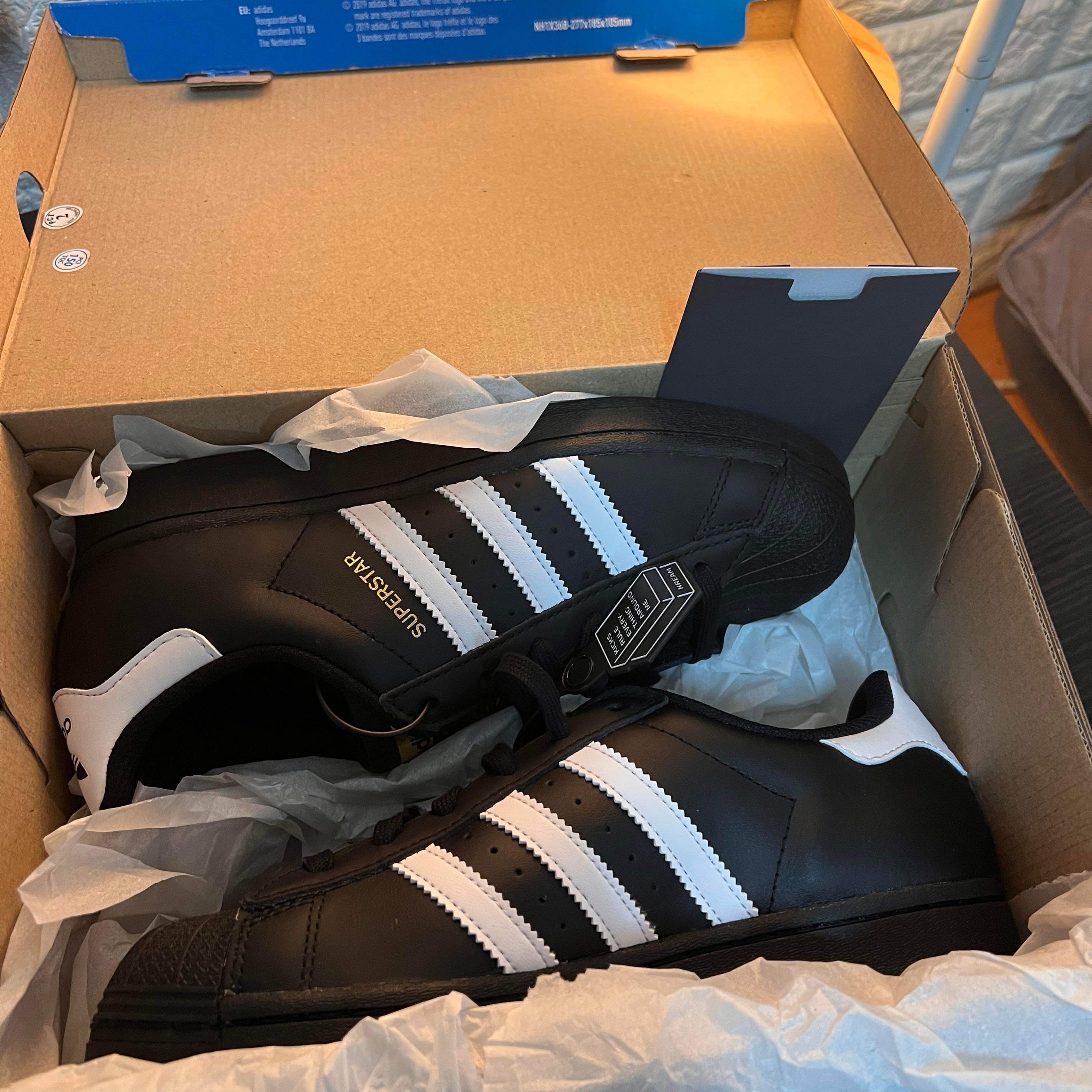 Adidas Superstar Core Black White 착용 스타일 - 2