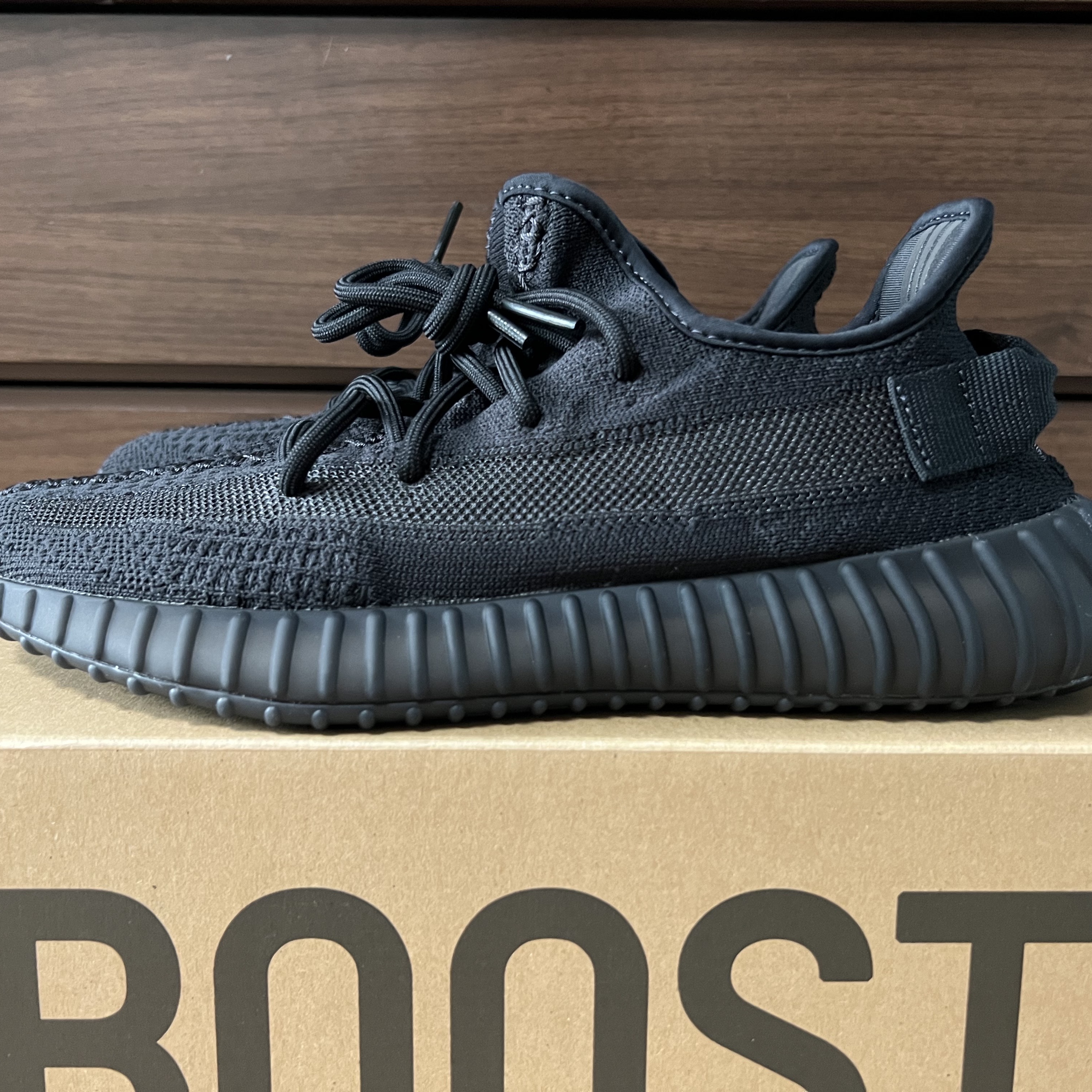 Adidas Yeezy Boost 350 V2 Onyx 착용 스타일 - 1