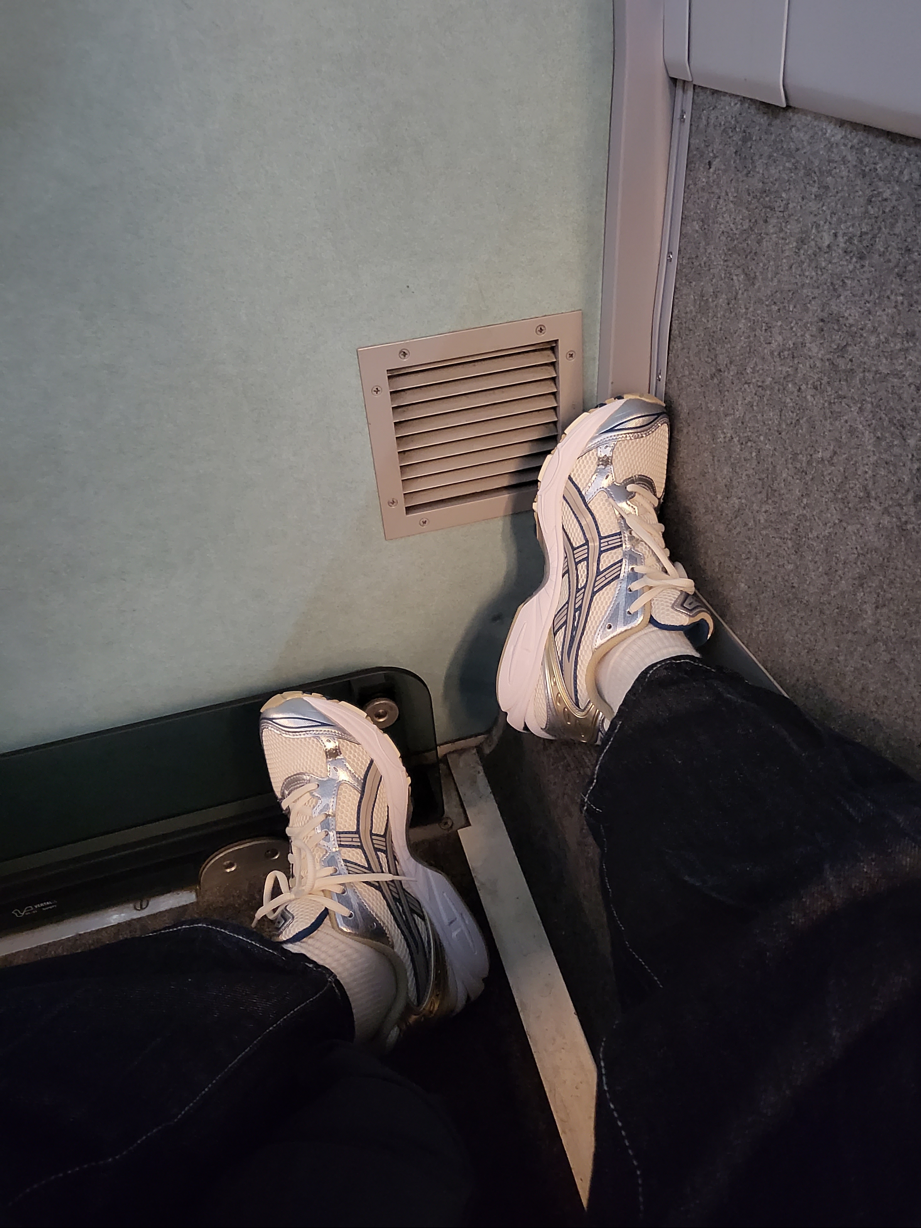 Asics Gel-Kayano 14 Cream Pure Silver 착용 스타일