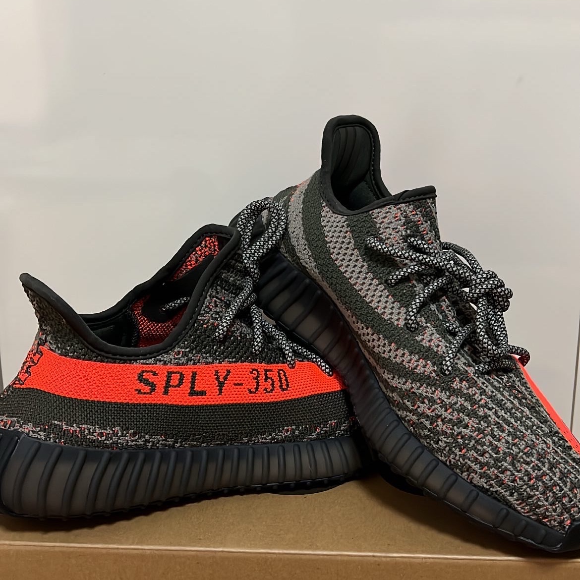 Adidas Yeezy Boost 350 V2 Carbon Beluga 착용 스타일