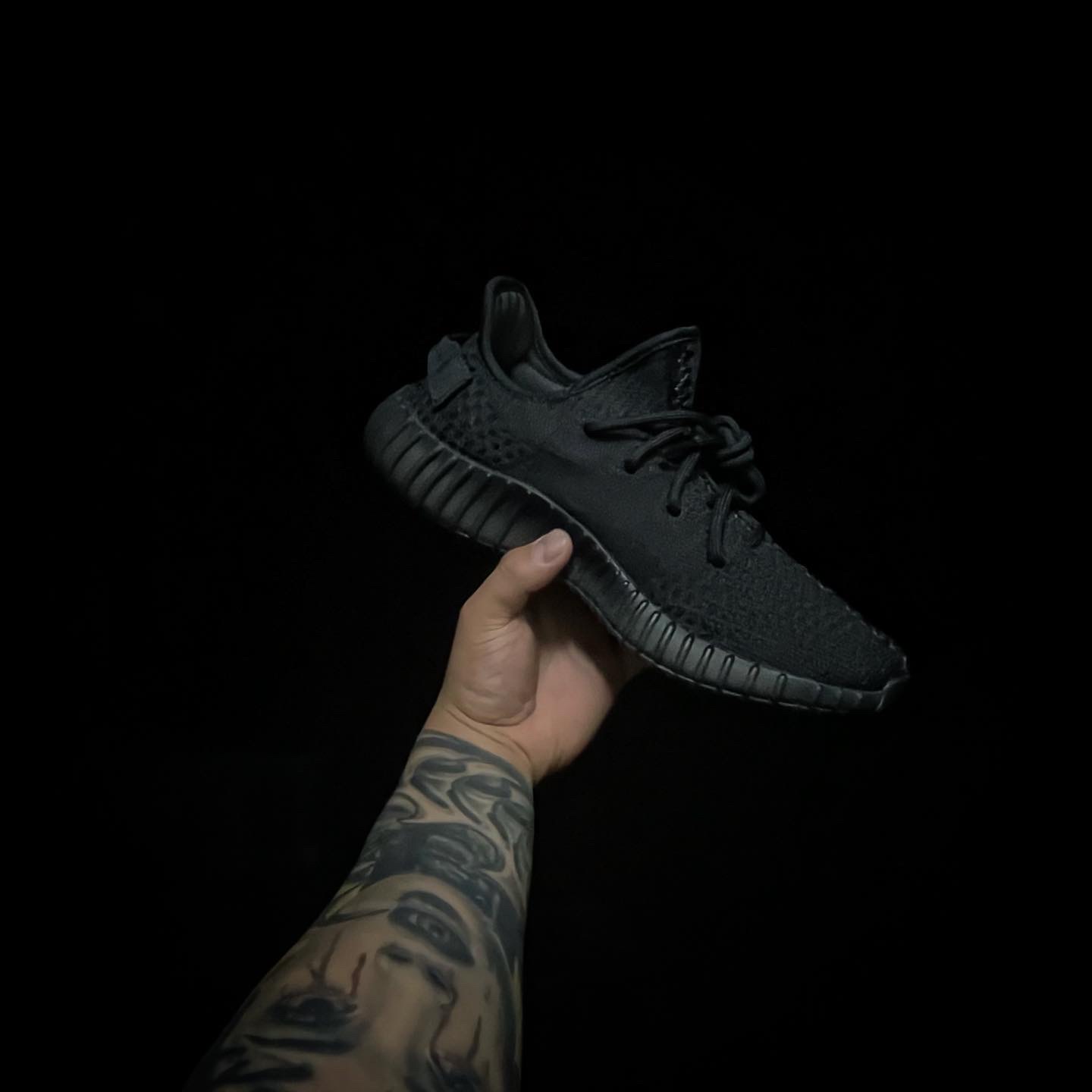 Adidas Yeezy Boost 350 V2 Onyx 착용 스타일 - 2