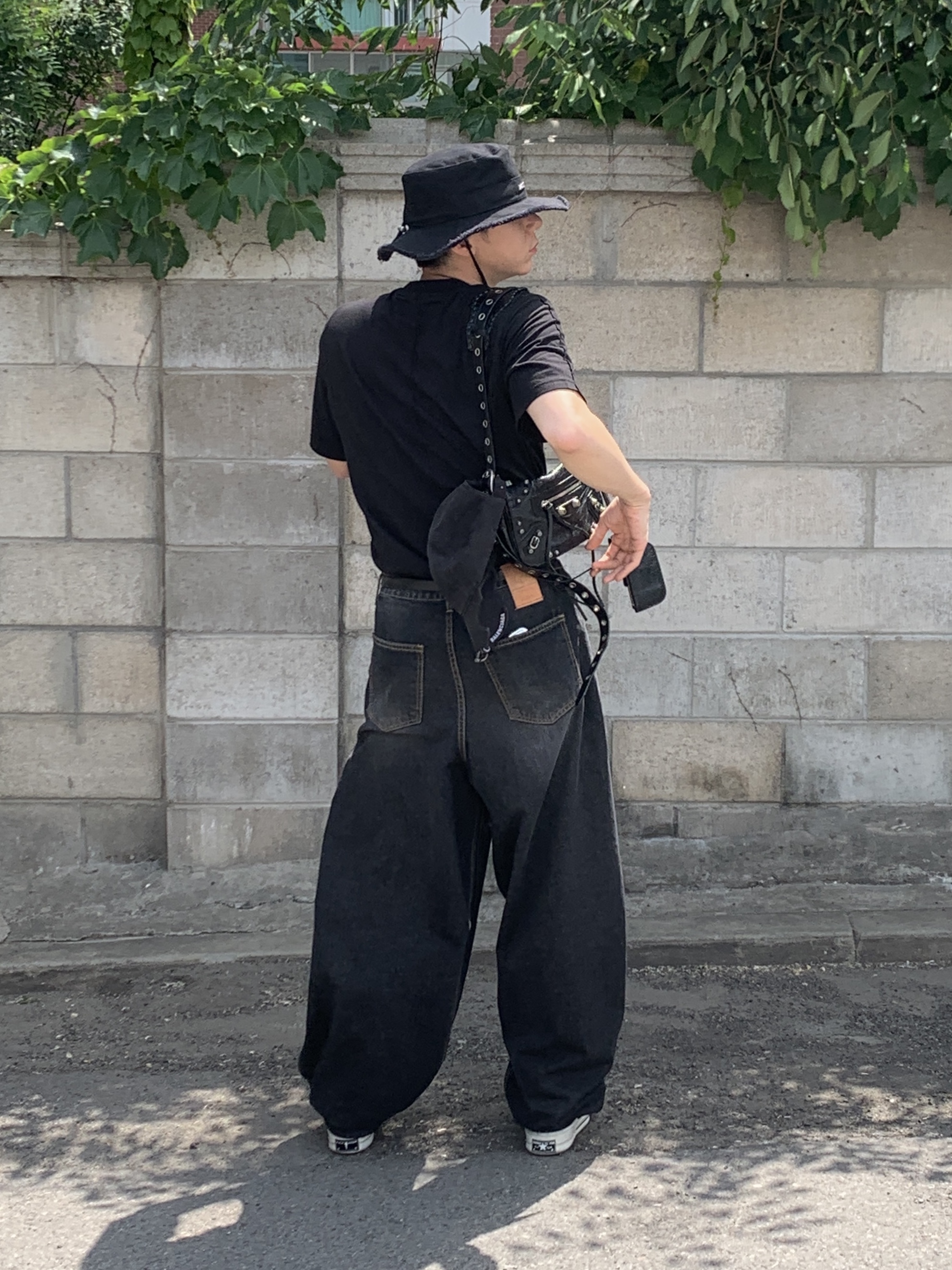 Jacquemus Le Bob Artichaut Bucket Hat Black, Our Legacy Belt 2cm Leather Black 착용 스타일 - 5