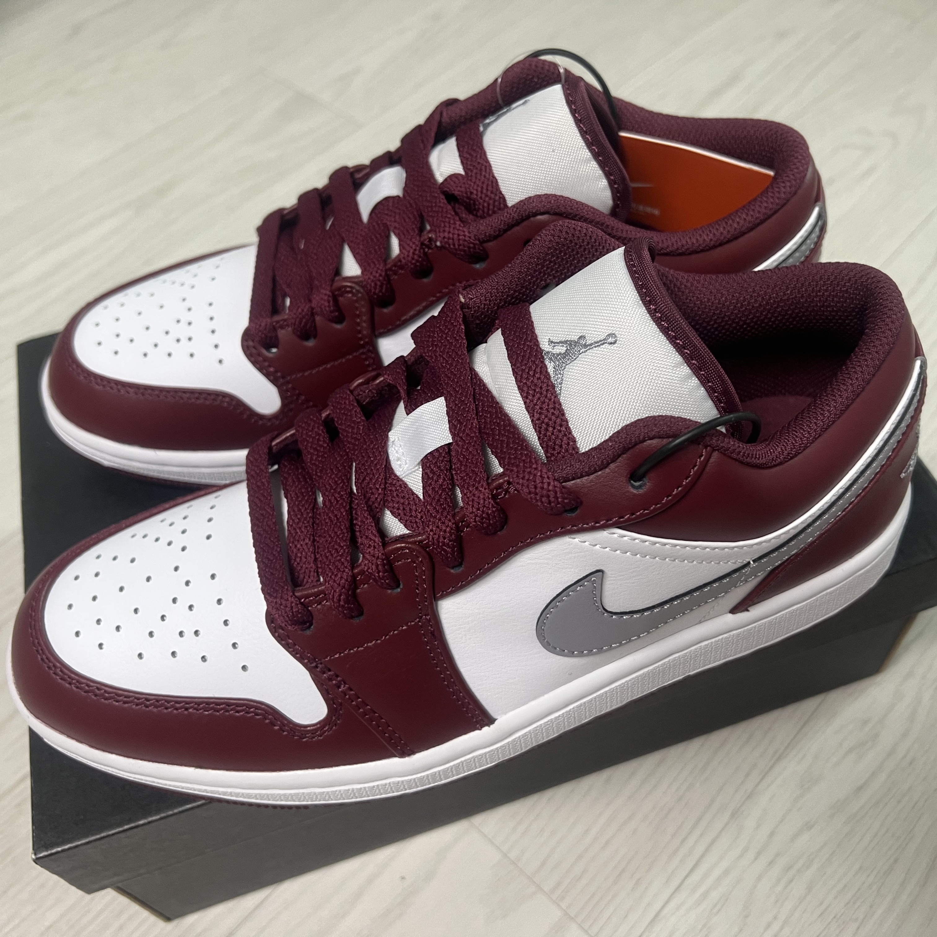 Jordan 1 Low Cherrywood Red 착용 스타일 - 4