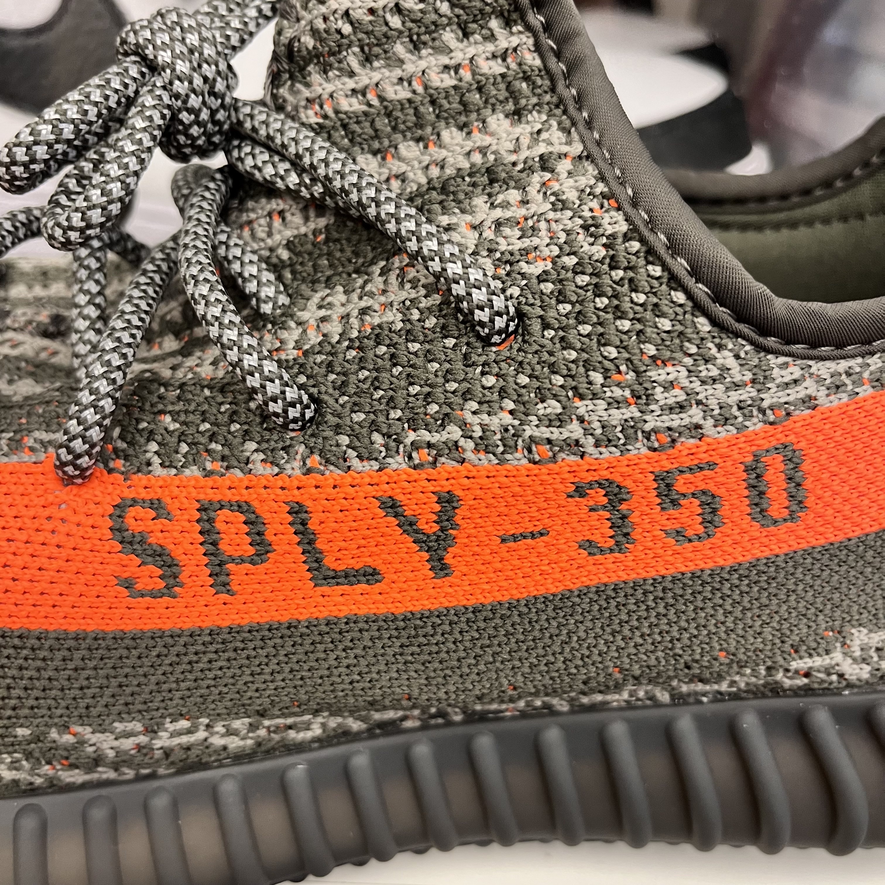Adidas Yeezy Boost 350 V2 Carbon Beluga 착용 스타일 - 1
