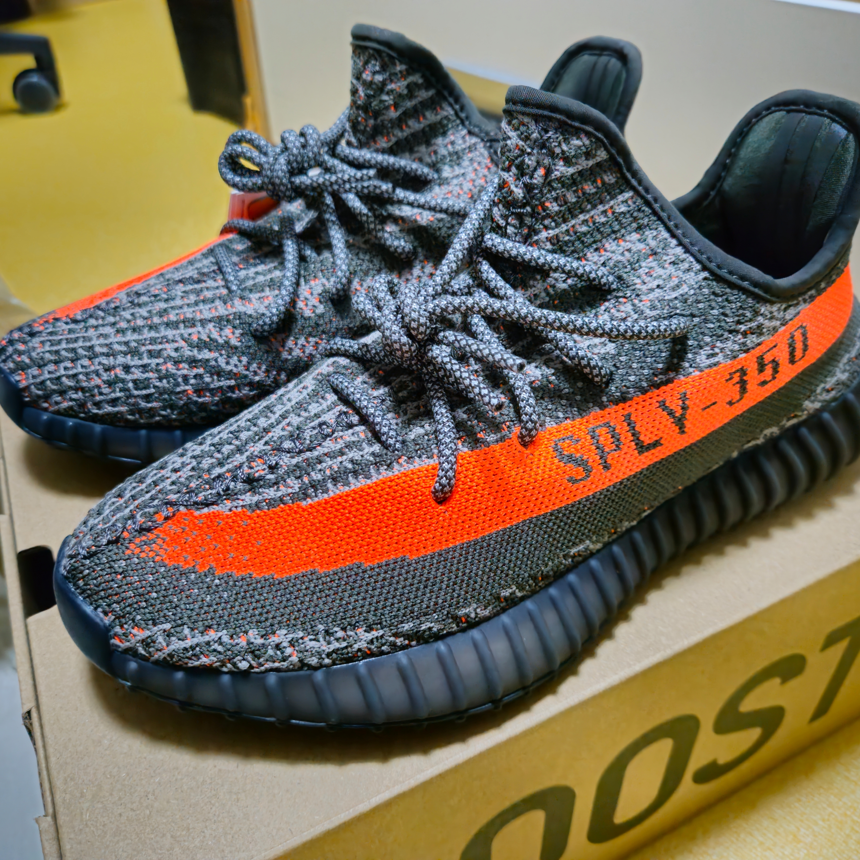Adidas Yeezy Boost 350 V2 Carbon Beluga 착용 스타일 - 1
