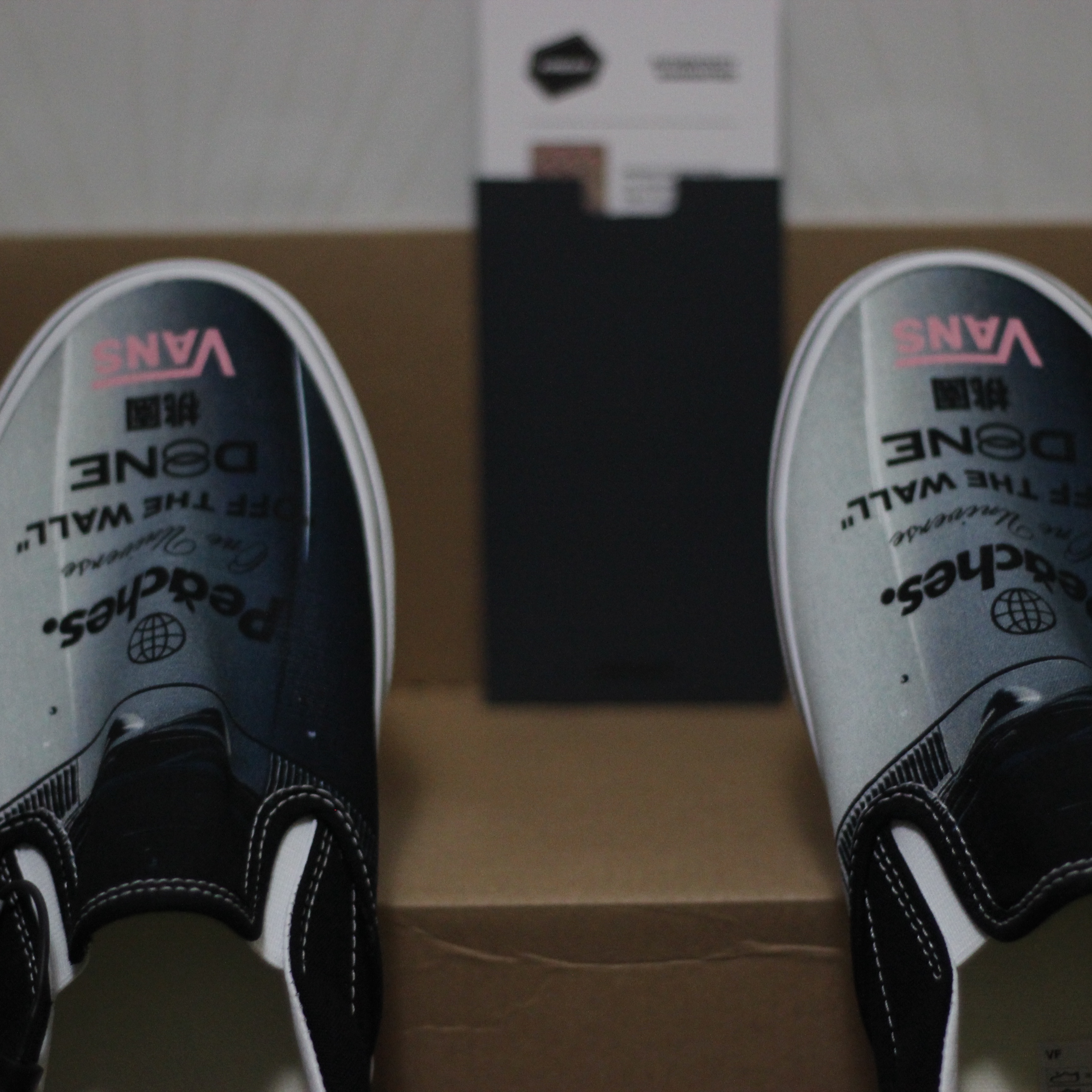 Vans x Peaches. Classic Slip-On Black True White 착용 스타일 - 2