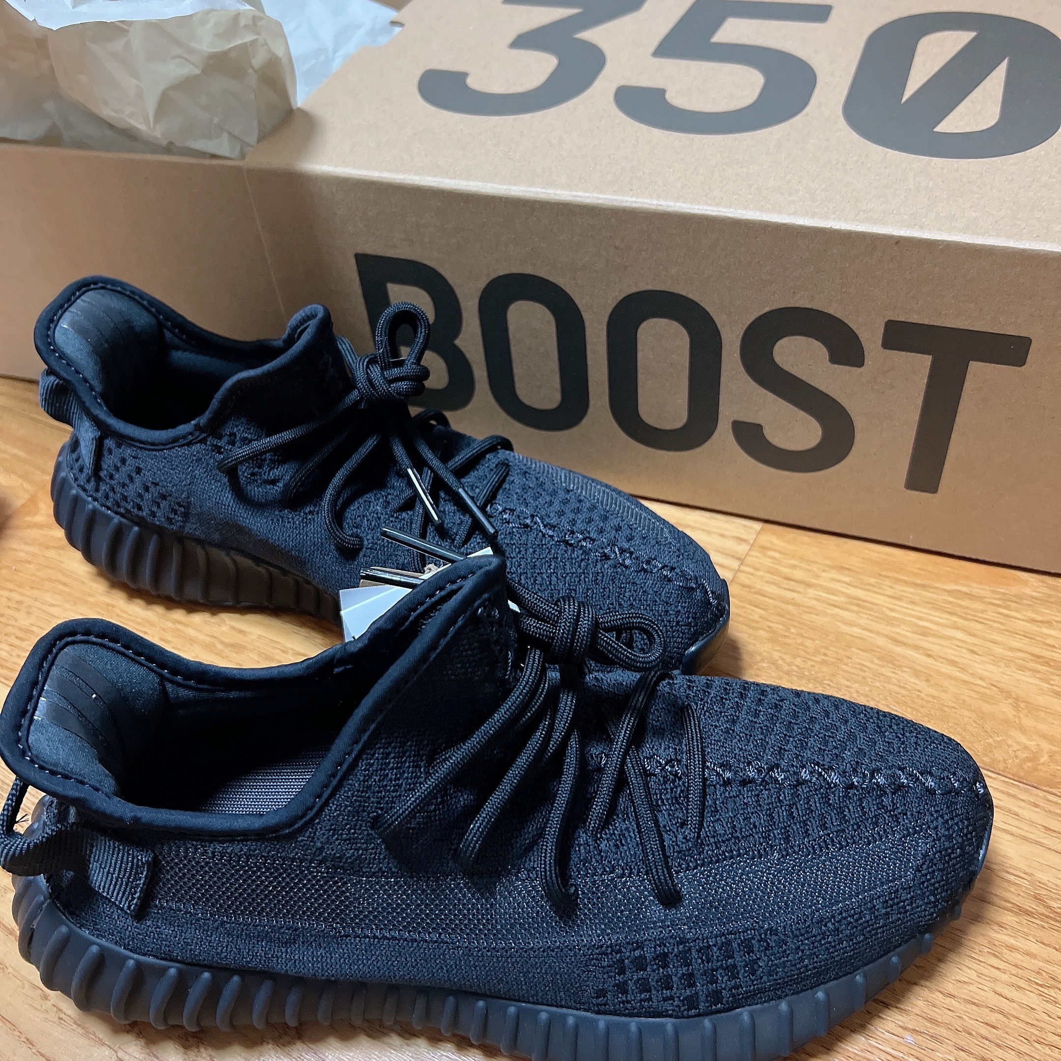 Adidas Yeezy Boost 350 V2 Onyx 착용 스타일 - 1