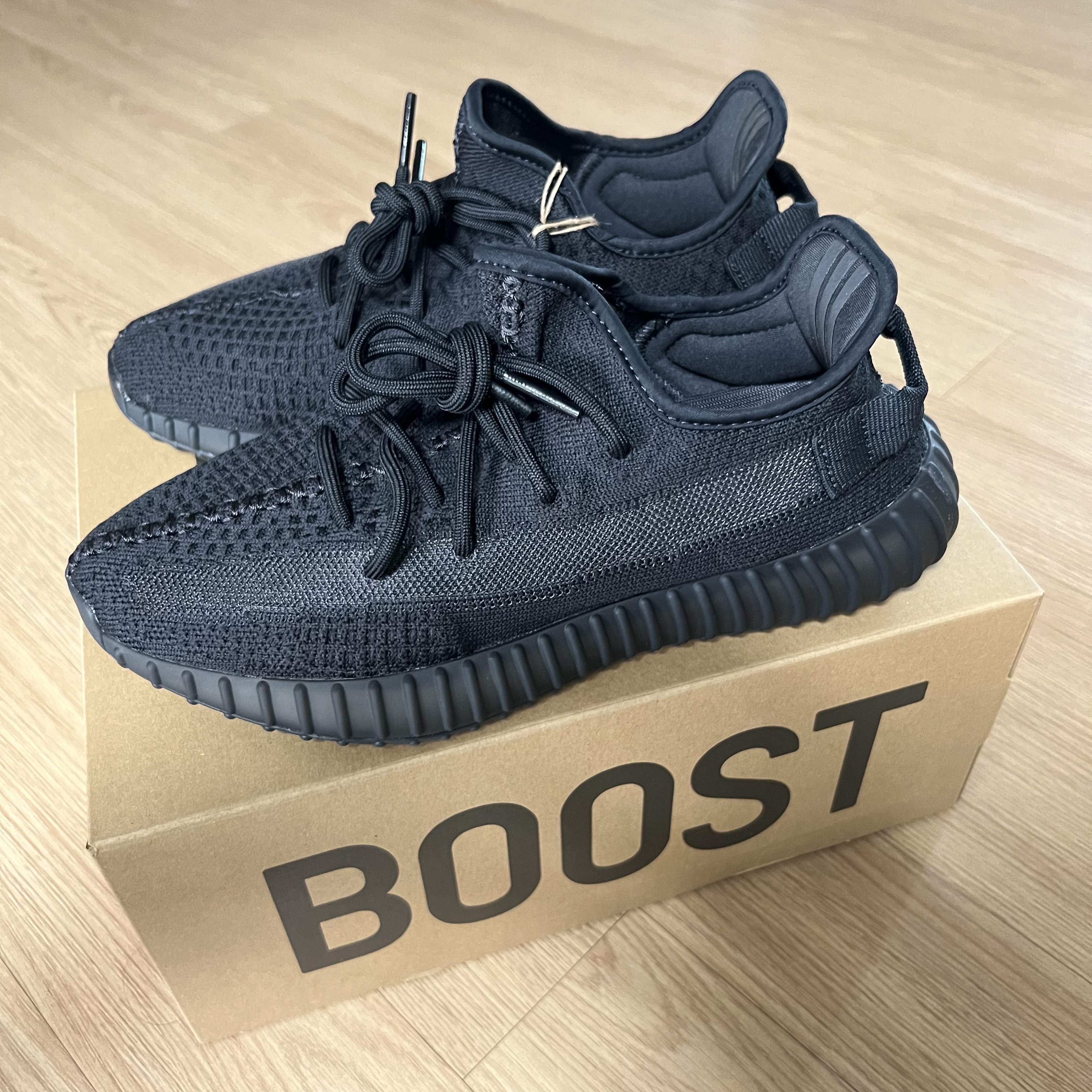 Adidas Yeezy Boost 350 V2 Onyx 착용 스타일 - 2
