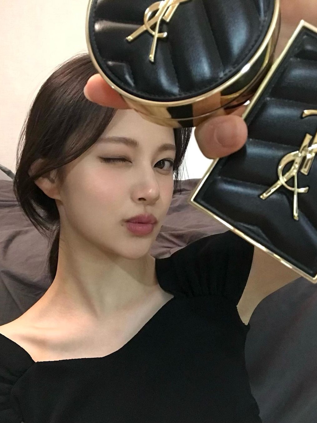 Yves Saint Laurent Encre De Peau Cusion 20 착용 스타일