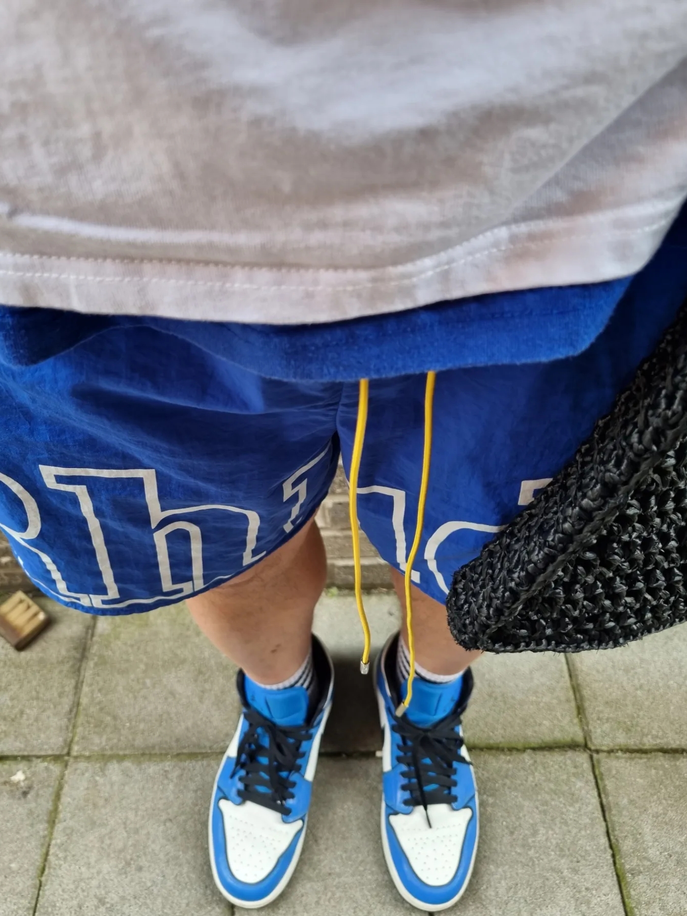 Prada Raffia Tote Bag Black, Jordan 1 Mid SE Signal Blue 착용 스타일 - 3