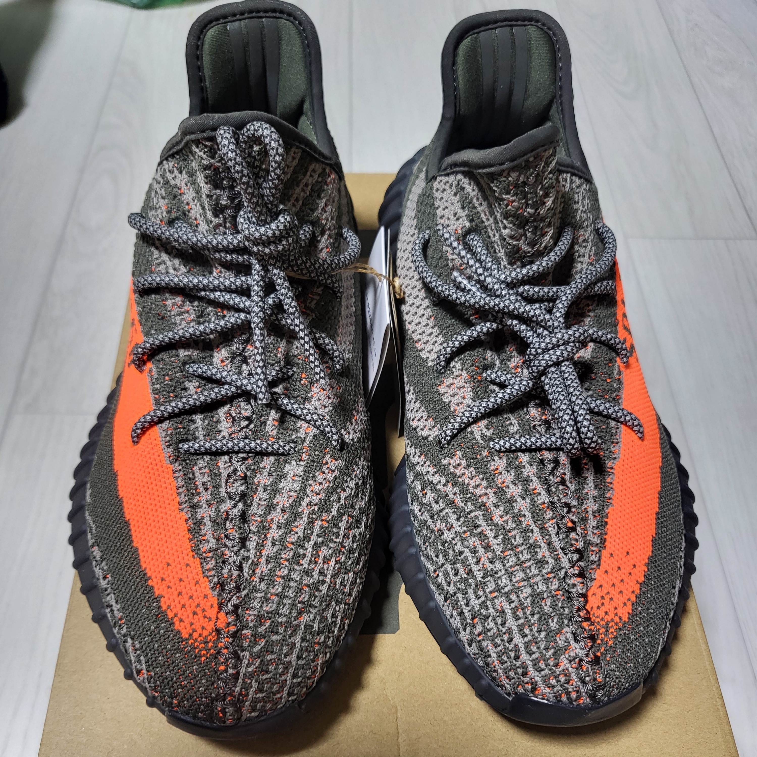 Adidas Yeezy Boost 350 V2 Carbon Beluga 착용 스타일 - 1