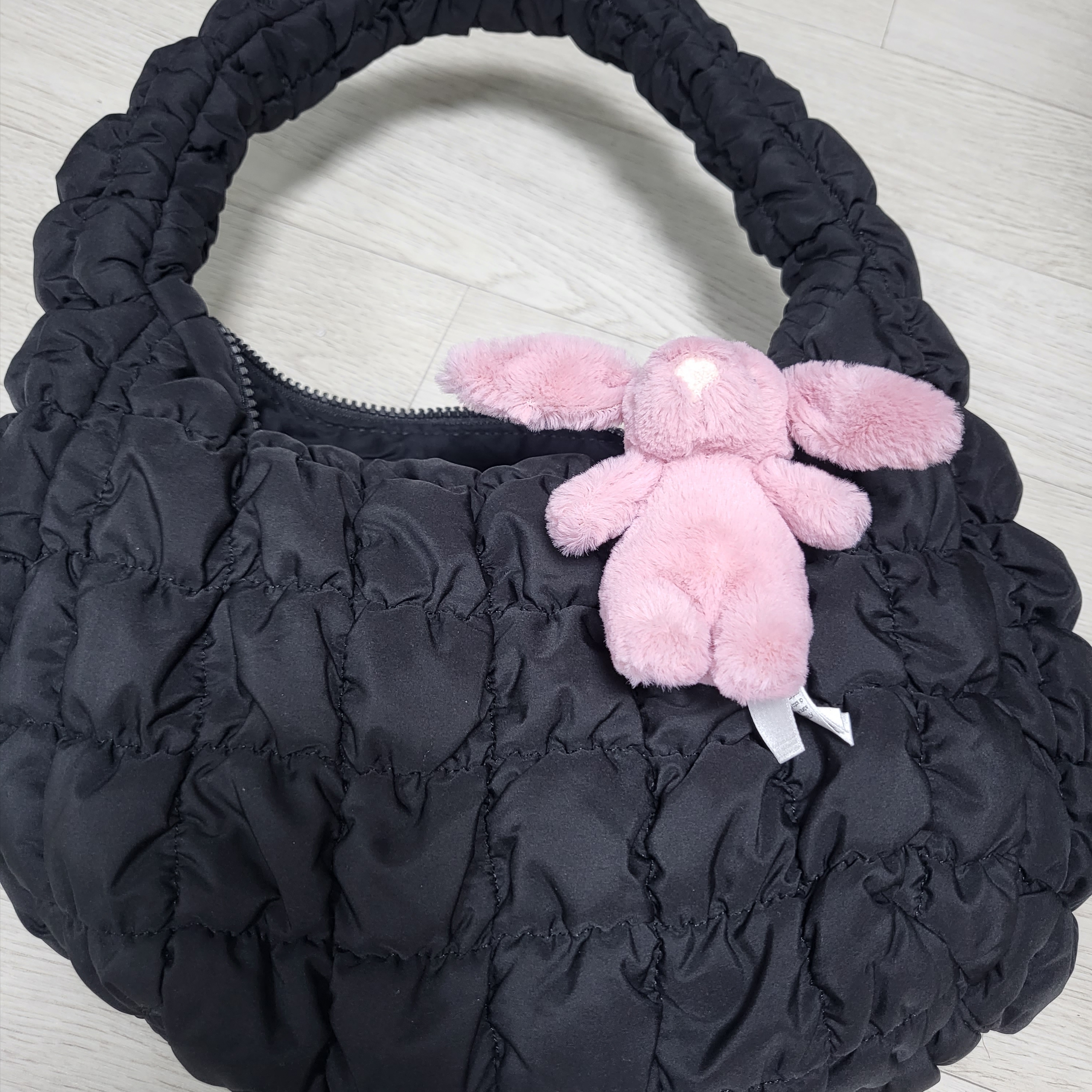 Jellycat Bashful Bunny Bag Charm Tulip, COS Quilted Mini Bag Black 착용 스타일