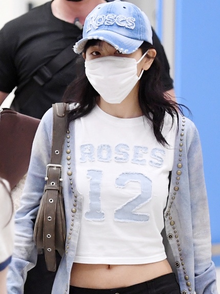 2000Archives Roses Denim Ball Cap 착용 스타일