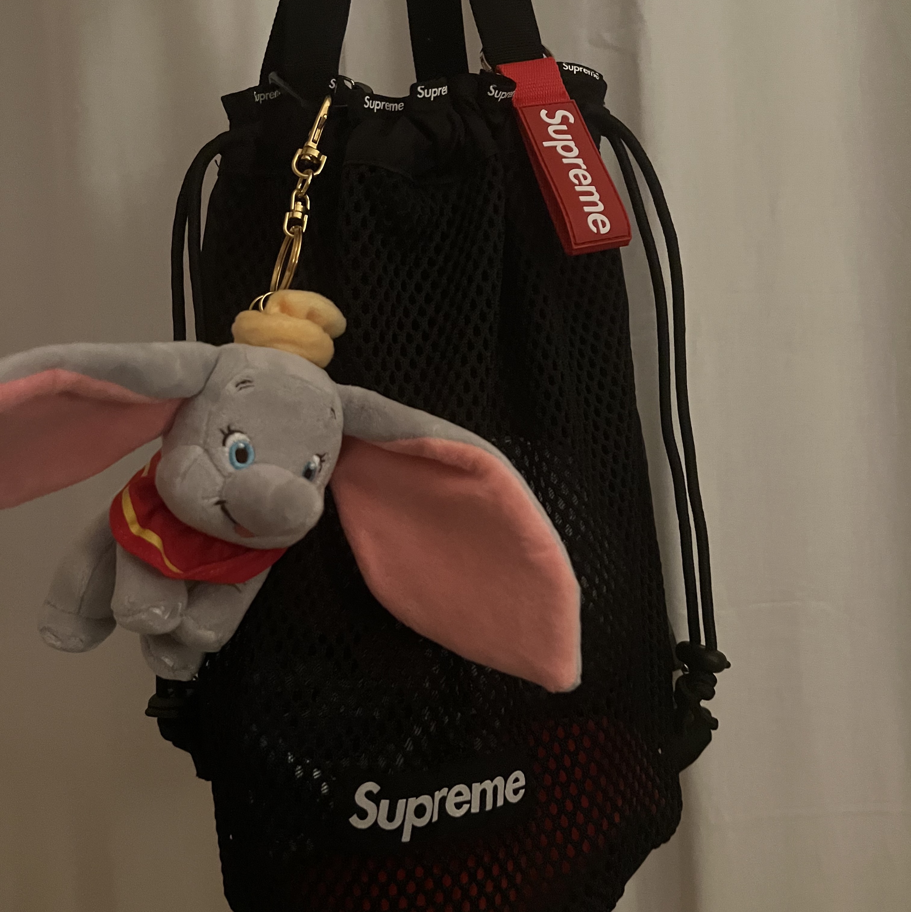 Supreme Mesh Small Backpack Black - 23SS, Supreme Webbing Keychain Red - 23SS 착용 스타일