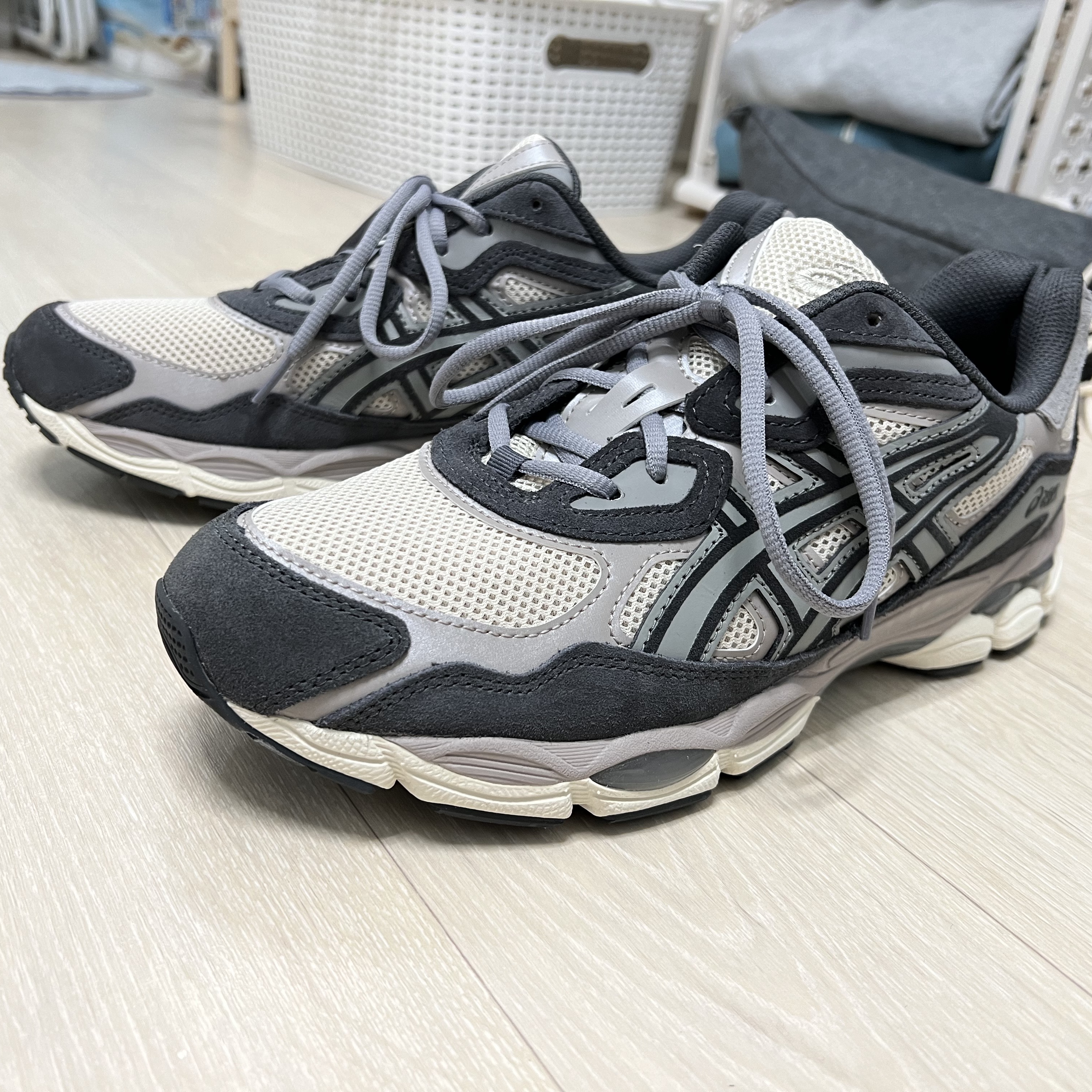 Asics Gel-NYC Oatmeal Obsidian Grey 착용 스타일 - 2