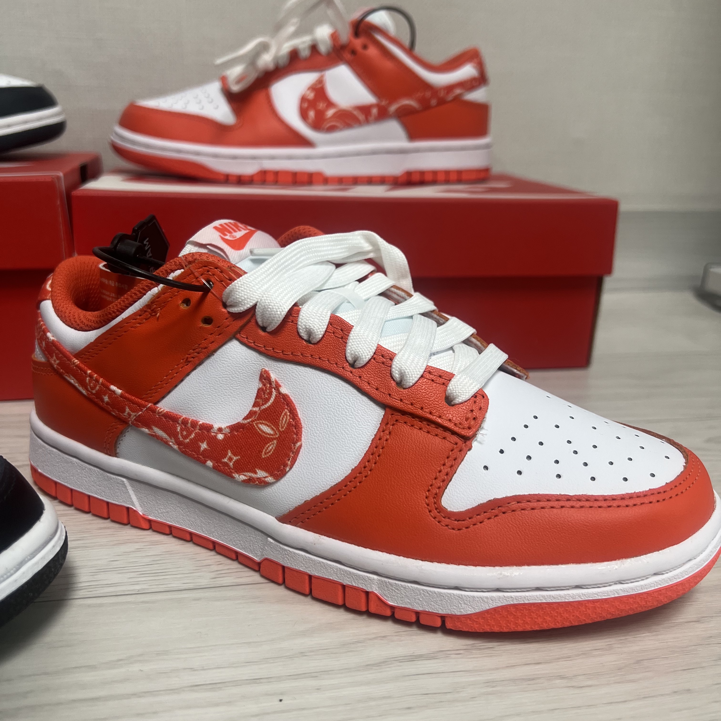 (W) Nike Dunk Low Essential Orange Paisley 착용 스타일 - 1