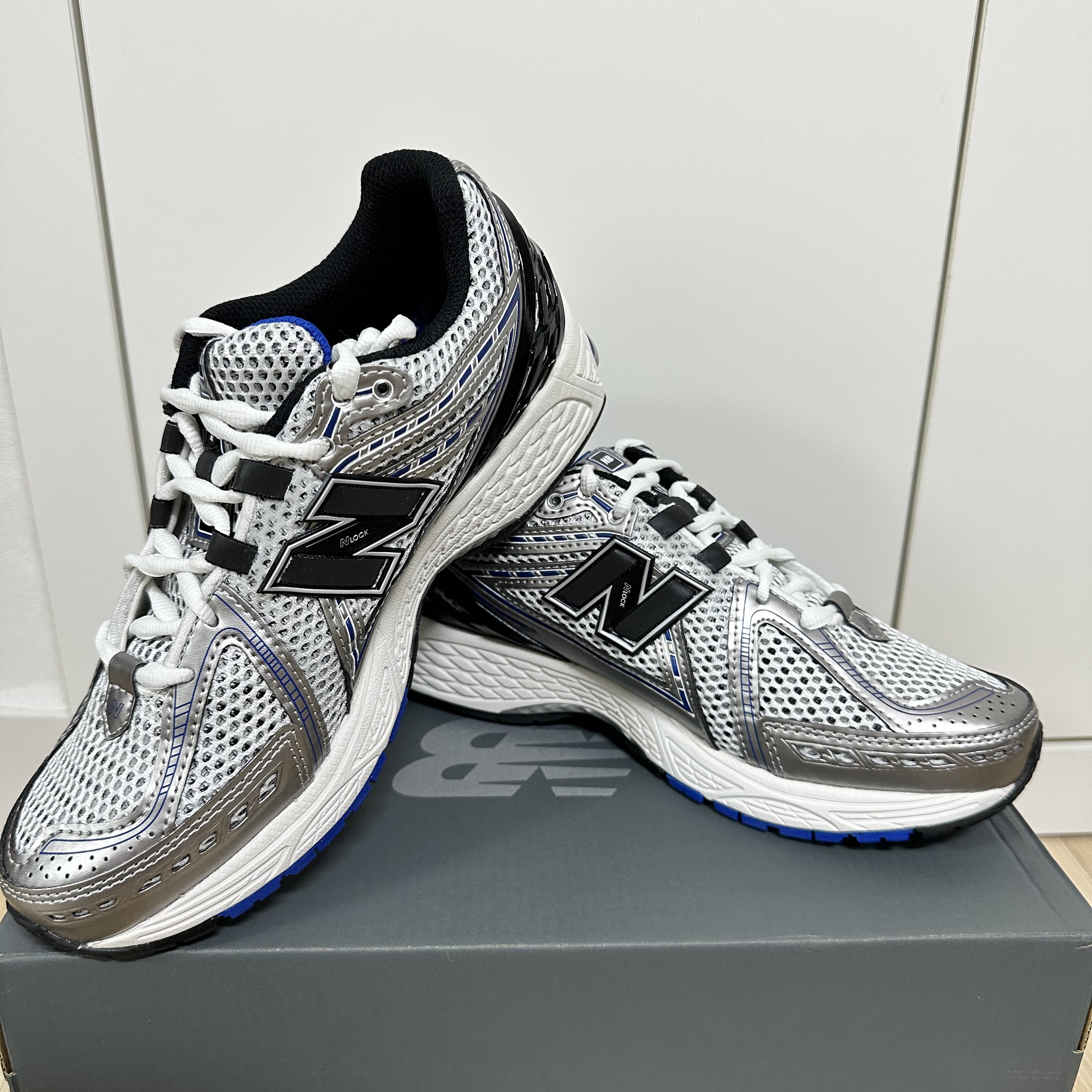 New Balance 1906R Silver Metallic 착용 스타일 - 1
