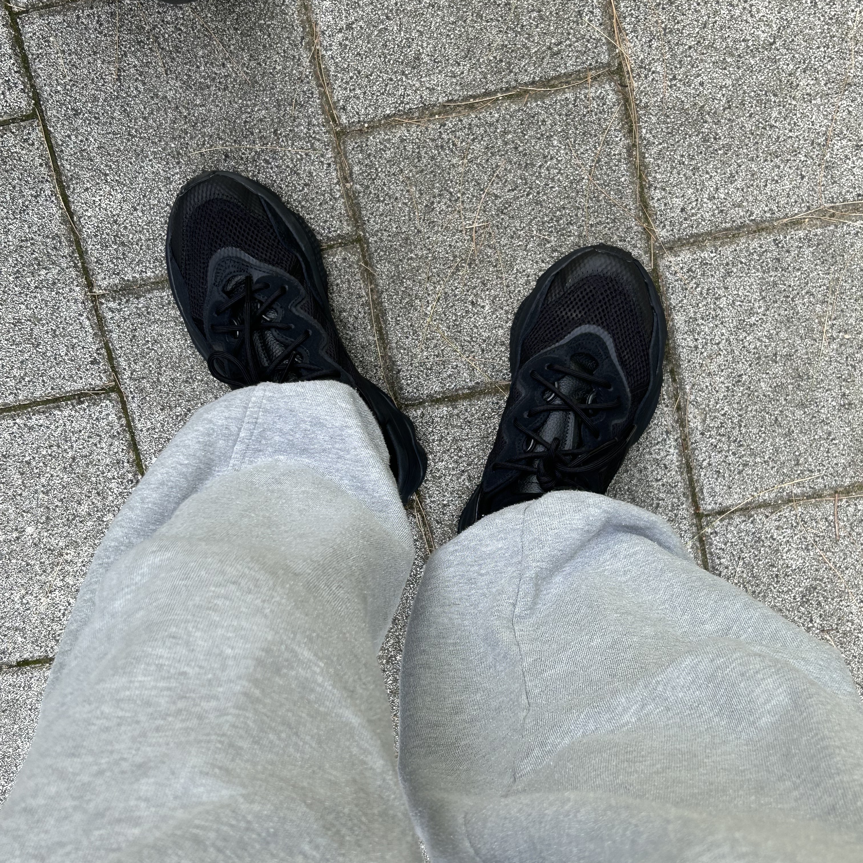 Adidas Ozweego Core Black 착용 스타일