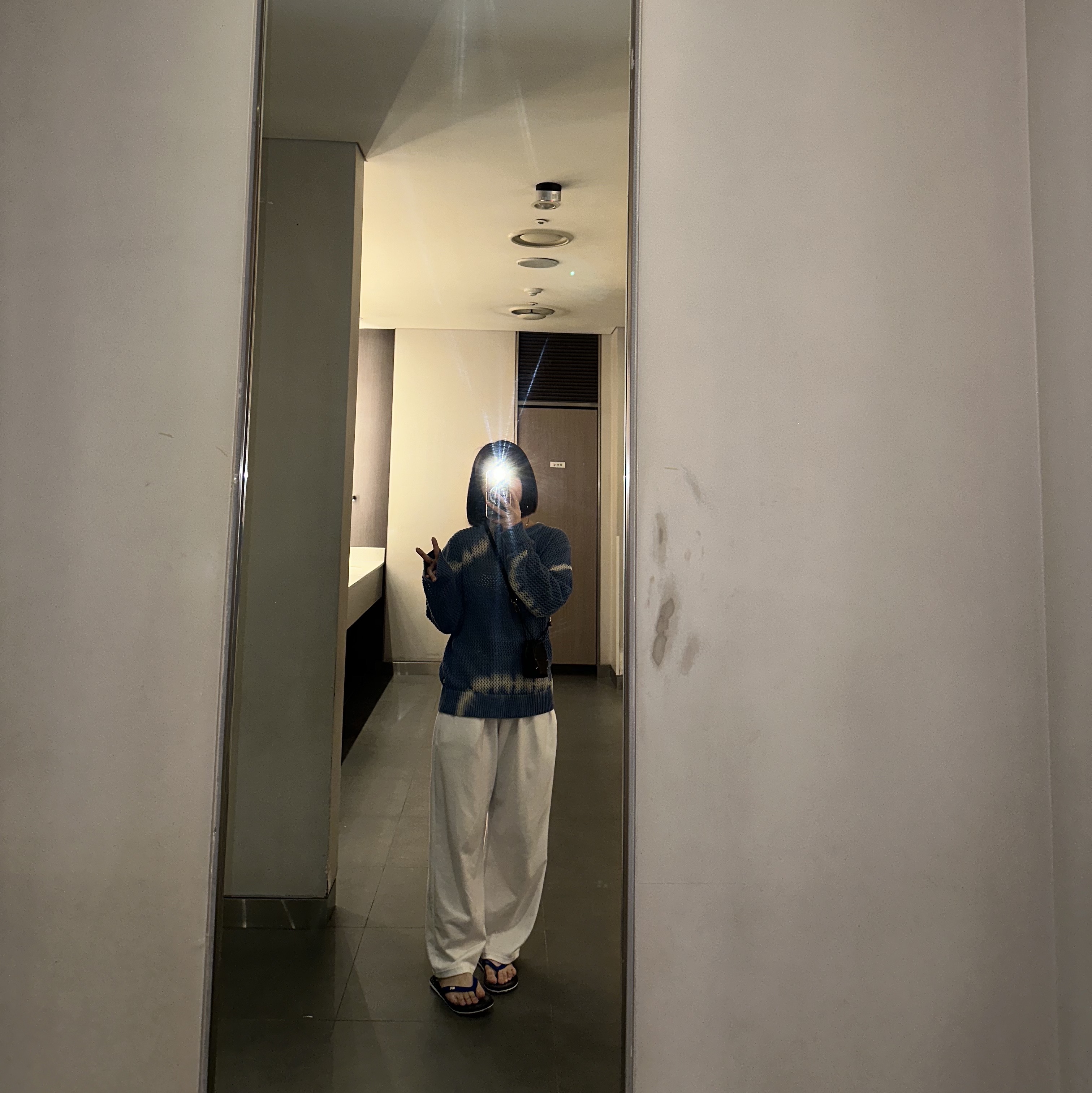 Stussy Pigment Dyed Loose Gauge Sweater Tie Dye Blue 착용 스타일